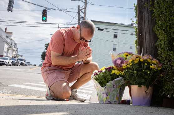 BIDDEFORD (United States), 13/07/2026.- Misael Valdes of Wells, Maine prays after leaving flowers and lighting a candle at the corner of Pooll and Hill Streets at the site of a shooting involving ICE agents in which one person was killed, in Biddeford, Maine, USA, 13 July 2026. (Protestas) EFE/EPA/Troy R. Bennett