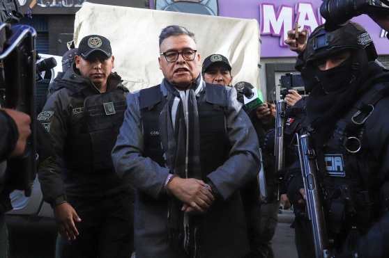 AME9175. LA PAZ (BOLIVIA), 13/07/2026.- Integrantes de la Policía custodian este lunes al exgeneral Juan José Zúñiga (c), a la llegada al Tribunal Departamental de Justicia para asistir al juicio oral por la toma militar y el presunto intento de golpe de Estado ocurrido en junio de 2024, en La Paz (Bolivia). EFE/ Gabriel Márquez