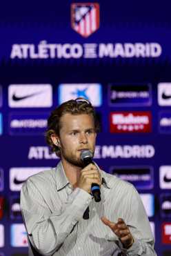 MADRID, 13/07/2026.- El danés Morten Hjulmand duante su presentación como nuevo jugador Atlético de Madrid, este lunes en el estadio Metropolitano de Madrid. EFE/ Chema Moya
