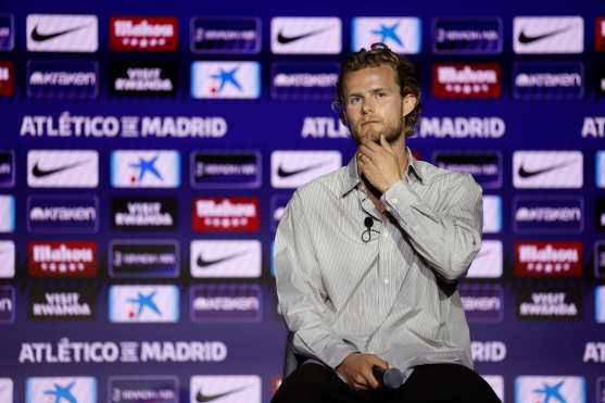 MADRID, 13/07/2026.- El danés Morten Hjulmand duante su presentación como nuevo jugador Atlético de Madrid, este lunes en el estadio Metropolitano de Madrid. EFE/ Chema Moya