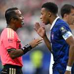 DALLAS (United States), 14/07/2026.- Kylian Mbappe of France (R) talks with Referee Ivan Barton during the FIFA World Cup 2026 semifinals match France against Spain, in Dallas, Texas, USA, 14 July 2026. (Francia, España) EFE/EPA/ALBERT PENA