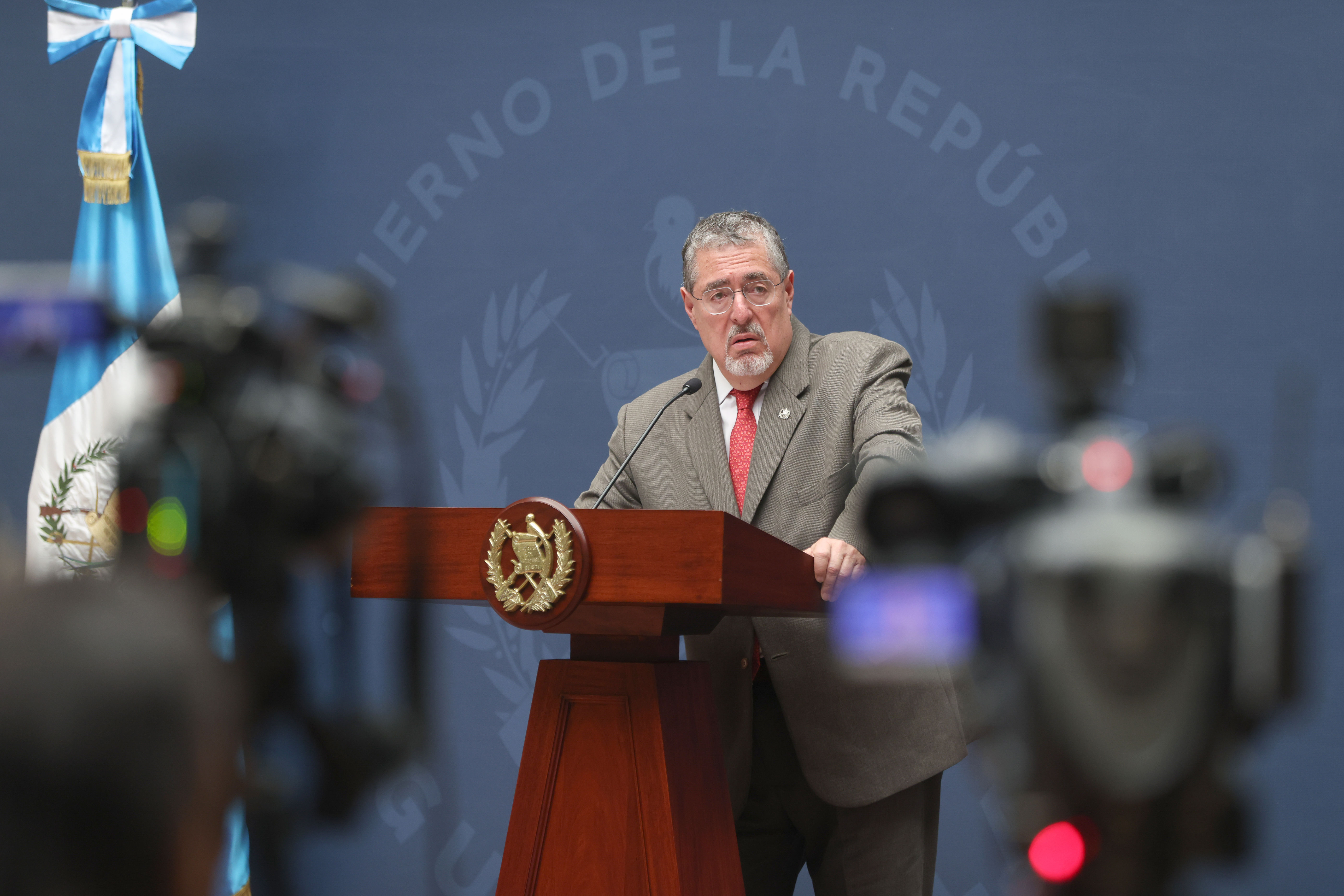 AME9310. CIUDAD DE GUATEMALA (GUATEMALA), 13/07/2026.- El presidente de Guatemala, Bernardo Arévalo de León, habla durante una rueda de prensa en la que anunció que los homicidios bajaron un 10 % y las extorsiones un 38 % en Guatemala en el primer semestre de este año, en comparación con el mismo lapso del 2025, este lunes, en Ciudad de Guatemala (Guatemala). EFE/ Mariano Macz