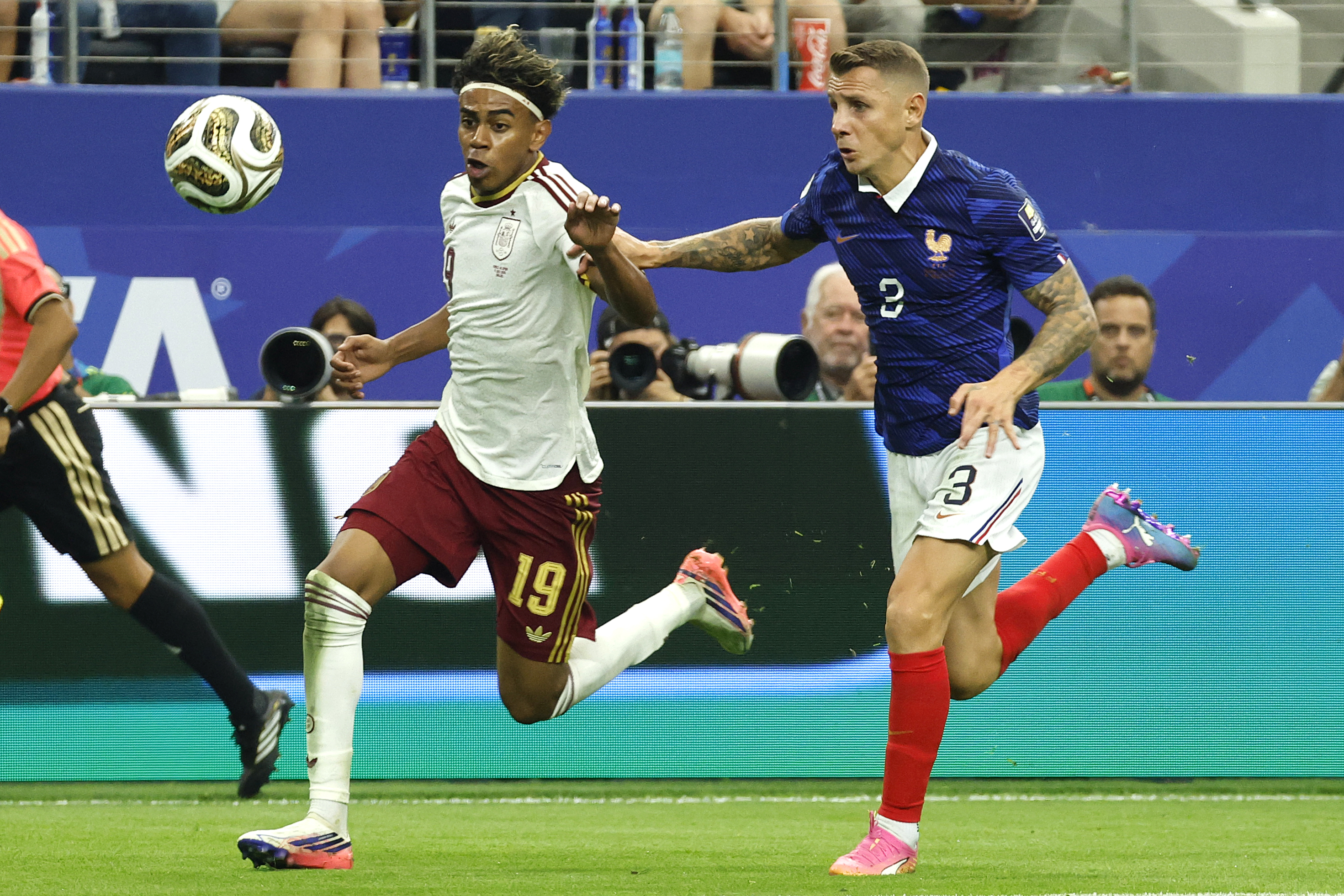 GR2038. ARLINGTON (ESTADOS UNIDOS), 14/07/2026.- Lucas Digne (d) de Francia disputa el balón con Lamine Yamal de España este martes, en el partido de semifinales del Mundial de la FIFA 2026 entre Francia y España en el estadio AT&T en Arlington (Estados Unidos). EFE/ Lavandeira Jr