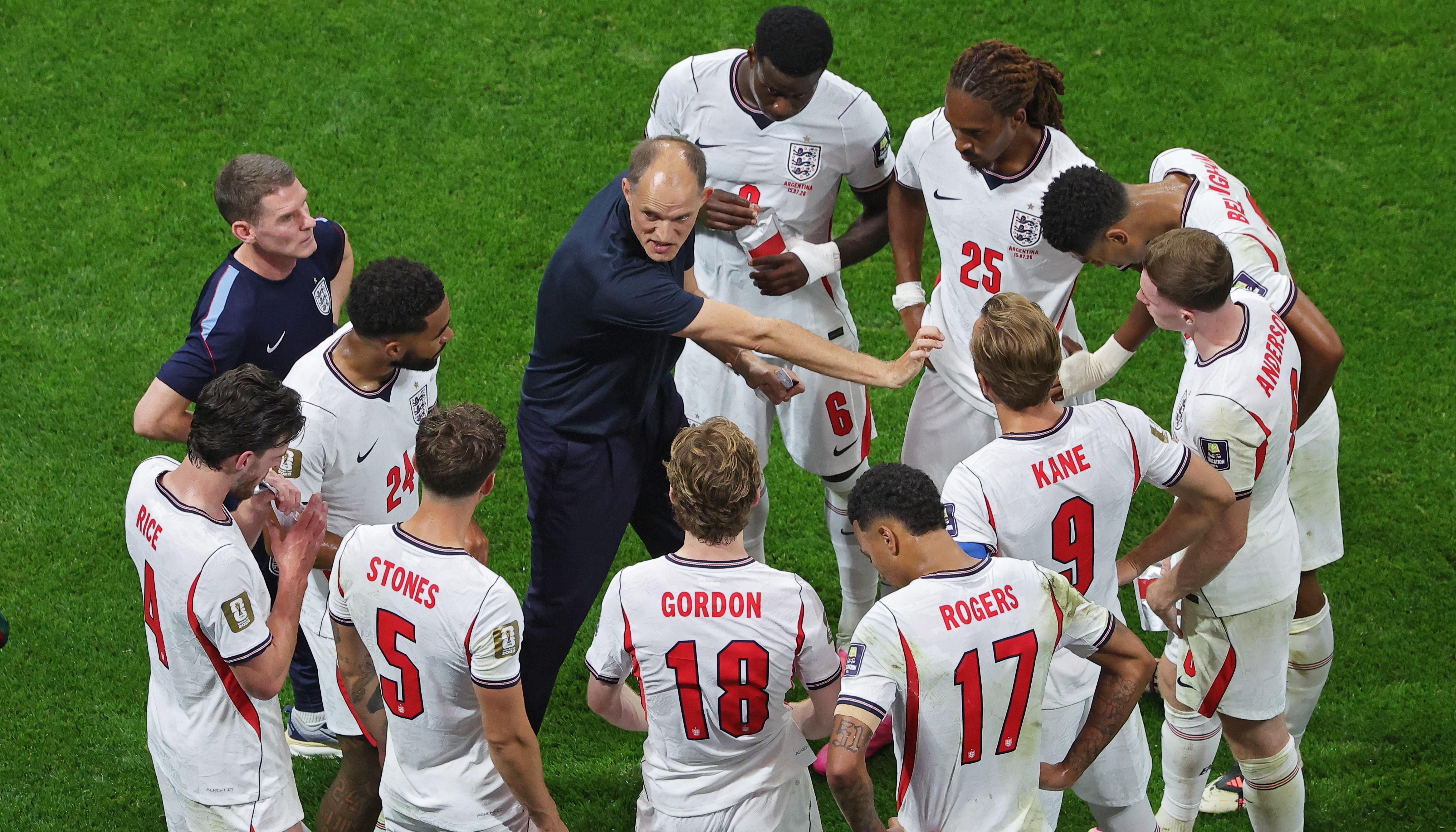 ATLANTA (United States), 15/07/2026.- England's head coach Thomas Tuchel (C) talks to players during the first hydration break during the FIFA World Cup 2026 semifinals match England against Argentina, in Atlanta, USA, 15 July 2026. EFE/EPA/CRISTOBAL HERRERA-ULASHKEVICH