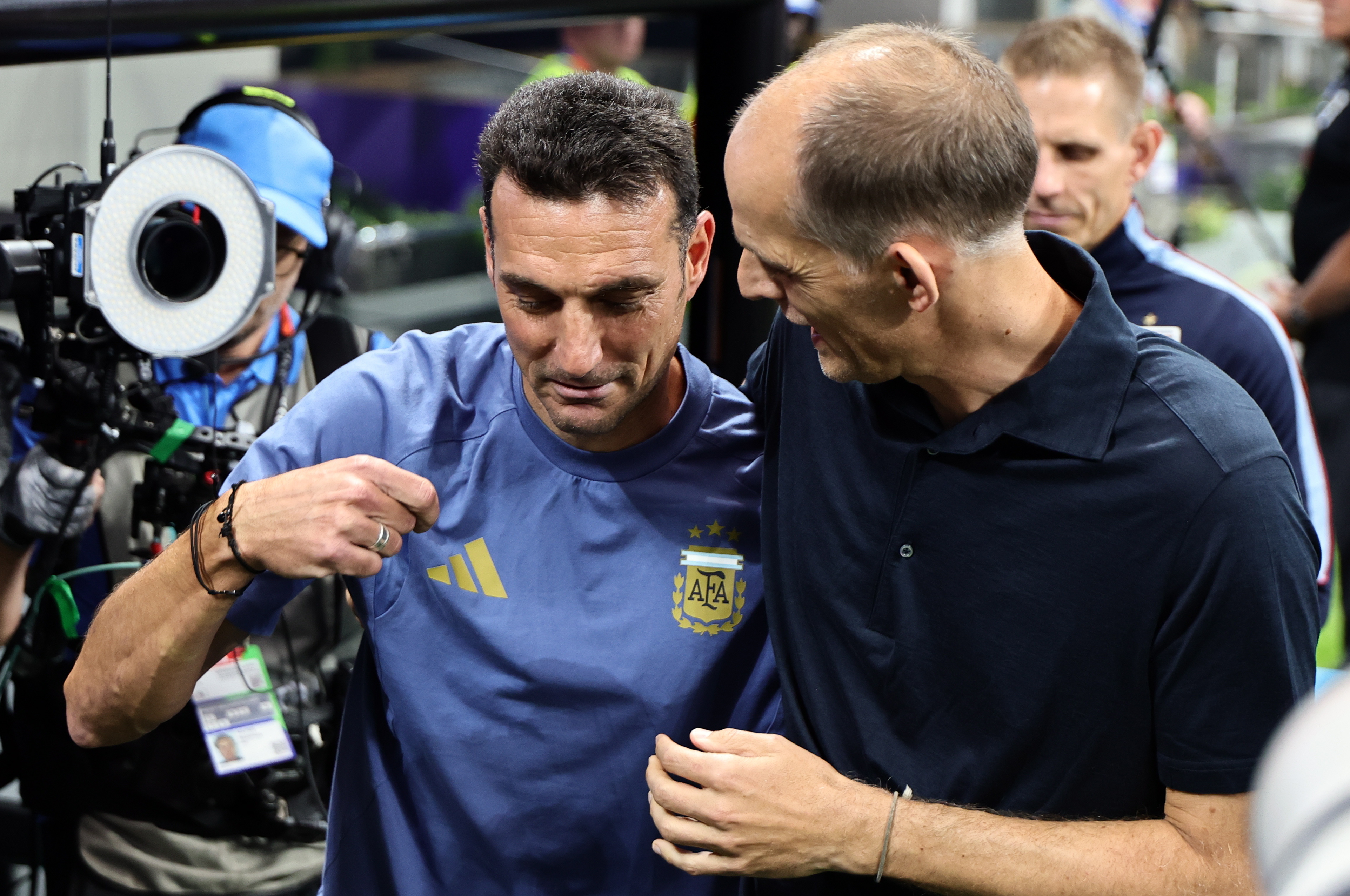 ATLANTA (United States), 15/07/2026.- England's head coach Thomas Tuchel (R) and Argentina's head coach Lionel Scaloni react ahead of the FIFA World Cup 2026 semifinals match England against Argentina, in Atlanta, USA, 15 July 2026. EFE/EPA/RONALD WITTEK