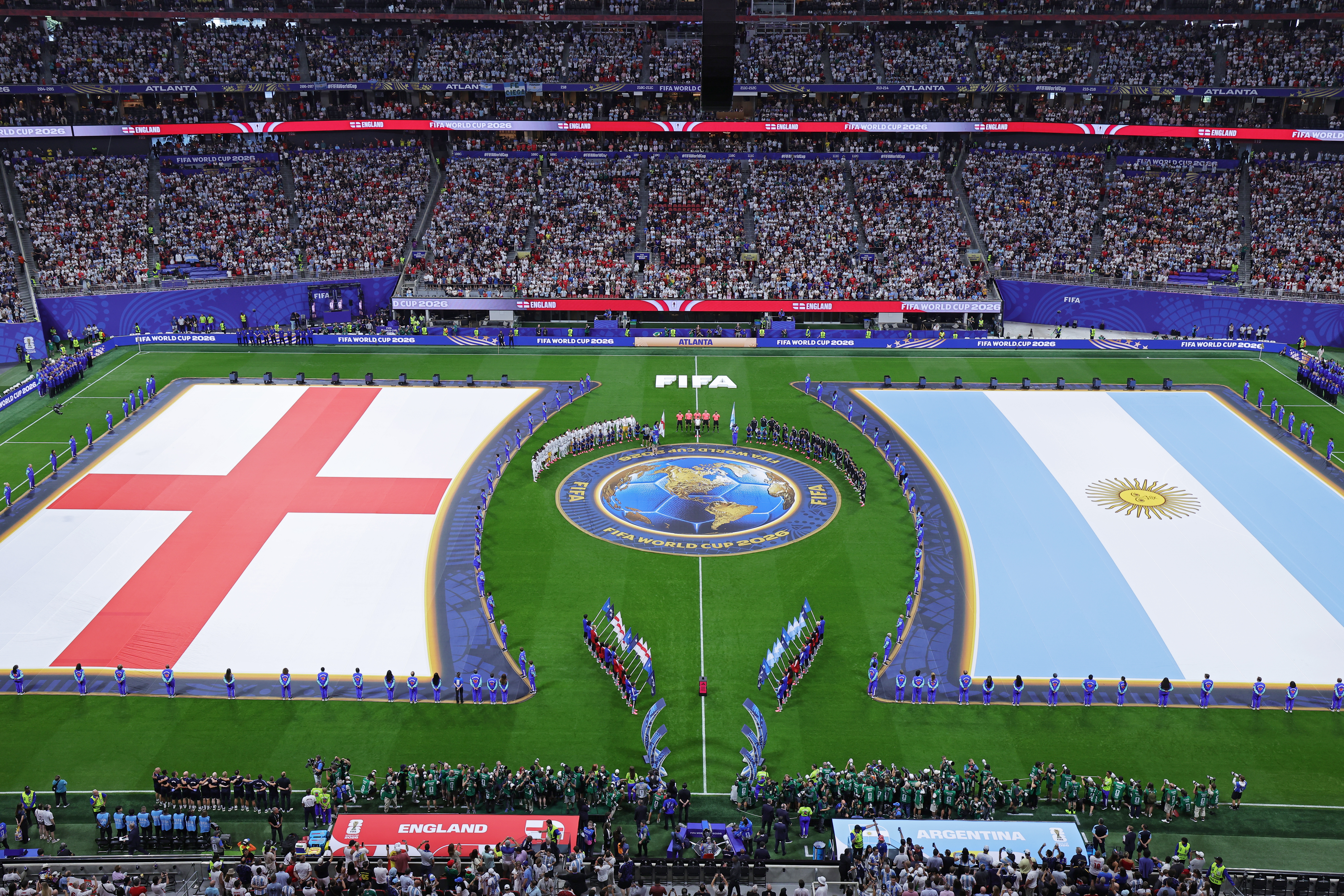ATLANTA (United States), 15/07/2026.- Players of England and Argentina line up for the national anthems ahead of the FIFA World Cup 2026 semifinals match England against Argentina, in Atlanta, USA, 15 July 2026. EFE/EPA/CRISTOBAL HERRERA-ULASHKEVICH