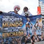 ATLANTA (United States), 15/07/2026.- Supporters of Argentina pose for a photo as they make their way to the stadium for the FIFA World Cup 2026 semifinals match England against Argentina, in Atlanta, USA, 15 July 2026. EFE/EPA/CRISTOBAL HERRERA-ULASHKEVICH