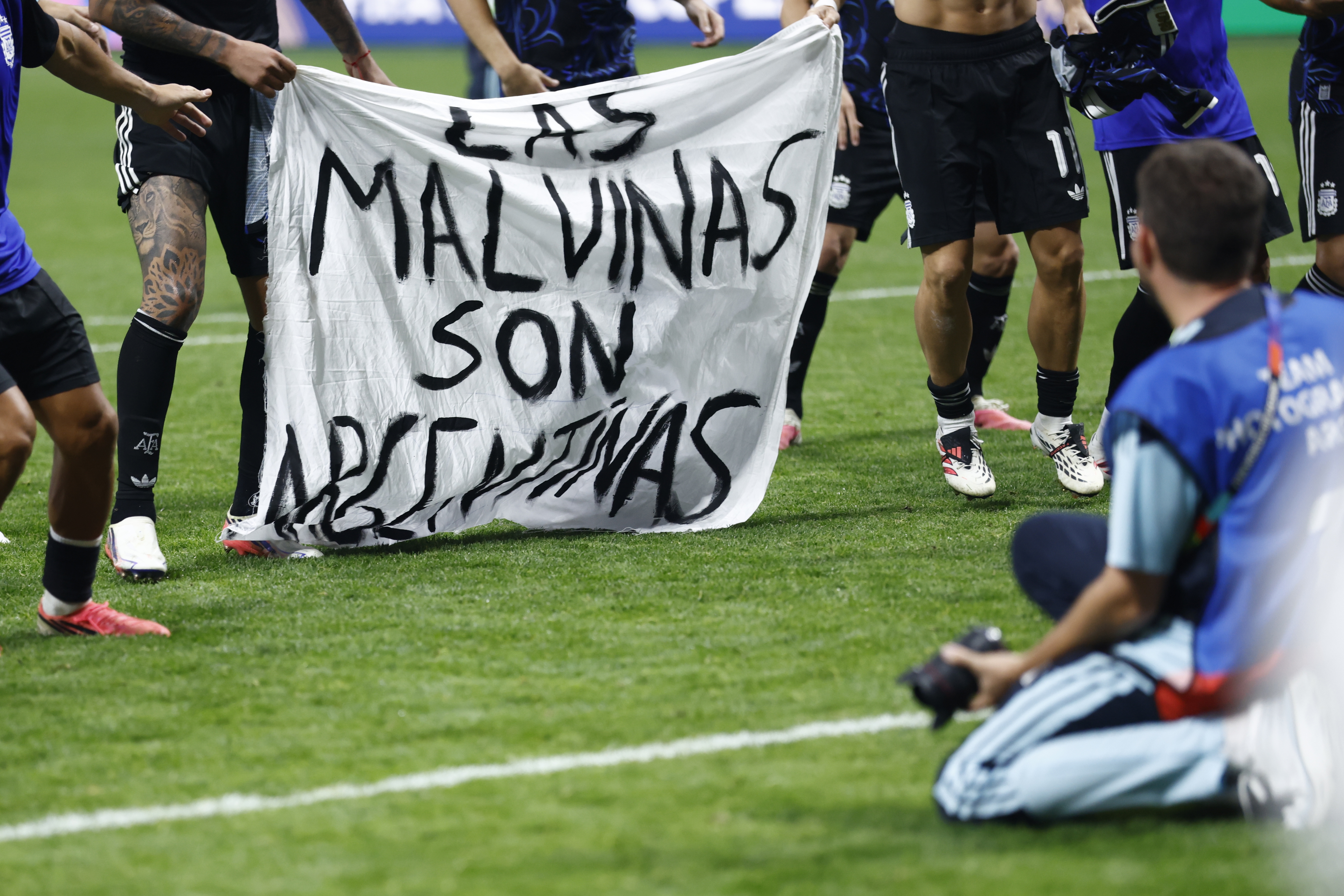 ATLANTA (United States), 15/07/2026.- Players of Argentina hold a banner reading 'The Falkland Islands are Argentine' as they celebrate their victory in the FIFA World Cup 2026 semifinals match England against Argentina, in Atlanta, USA, 15 July 2026. (Islas Malvinas) EFE/EPA/WILL OLIVER