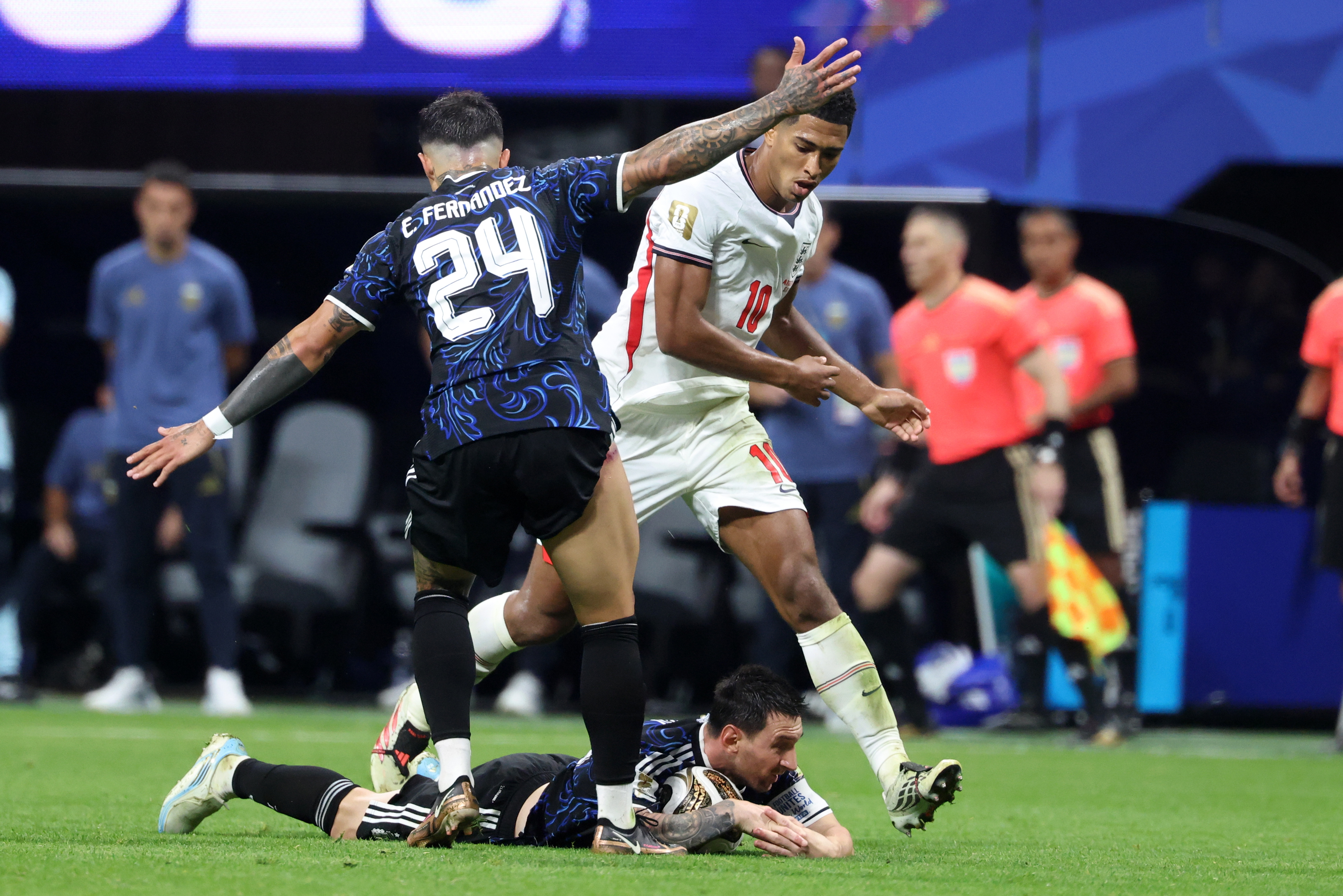 ATLANTA (United States), 15/07/2026.- Jude Bellingham of England (R) in action against Lionel Messi of Argentina (on the ground) during the FIFA World Cup 2026 semifinals match England against Argentina, in Atlanta, Georgia, USA, 15 July 2026. EFE/EPA/OLGA FEDOROVA