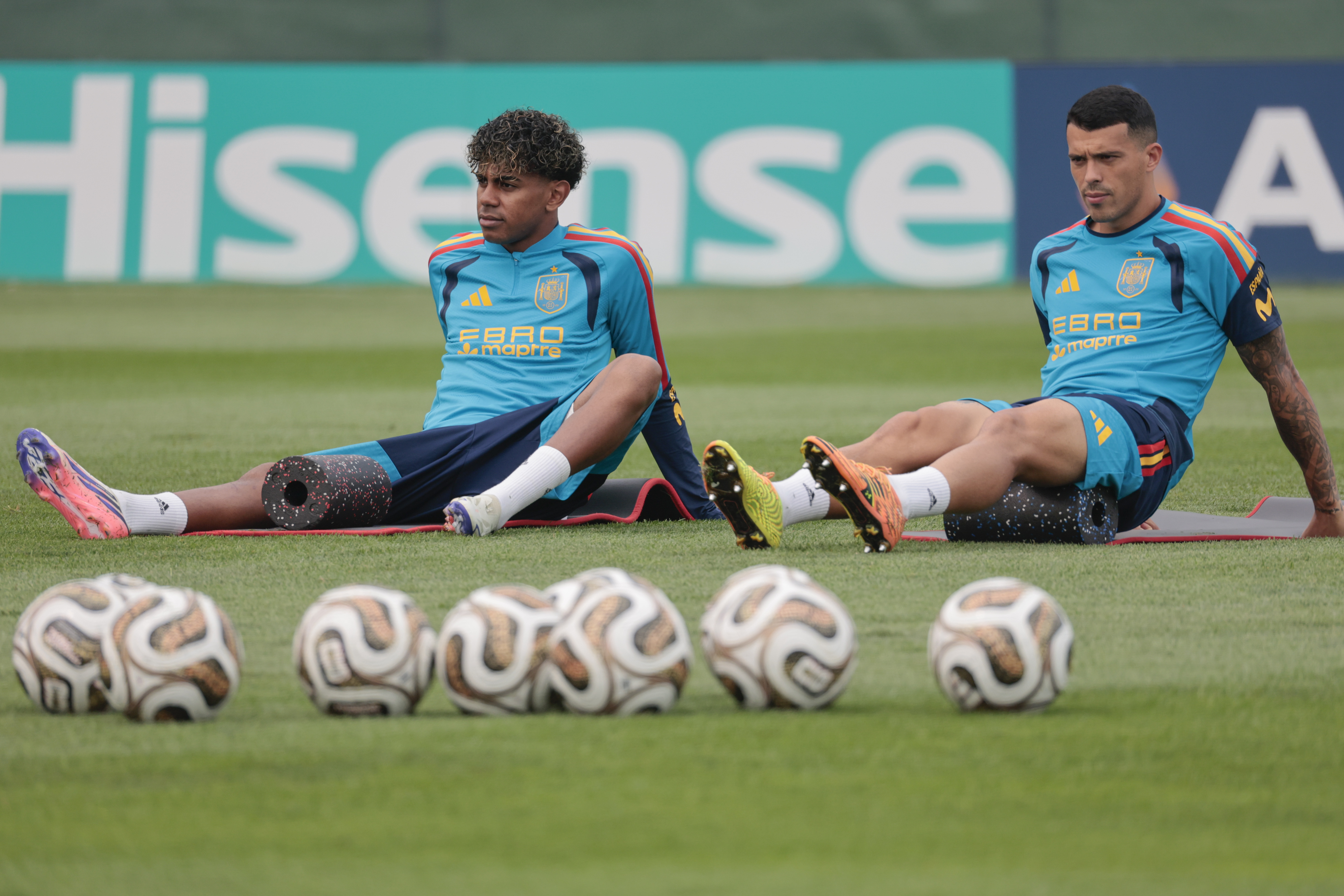 NUEVA JERSEY (ESTADOS UNIDOS), 16/07/2026.- Los jugadores de la selección española, Lamine Yamal y Pedro Porro (d), durante el entrenamiento separado de sus compañeros de equipo este jueves en Nueva Yersey, antes de la final del domingo ante Argentina. EFE/ Lavandeira Jr