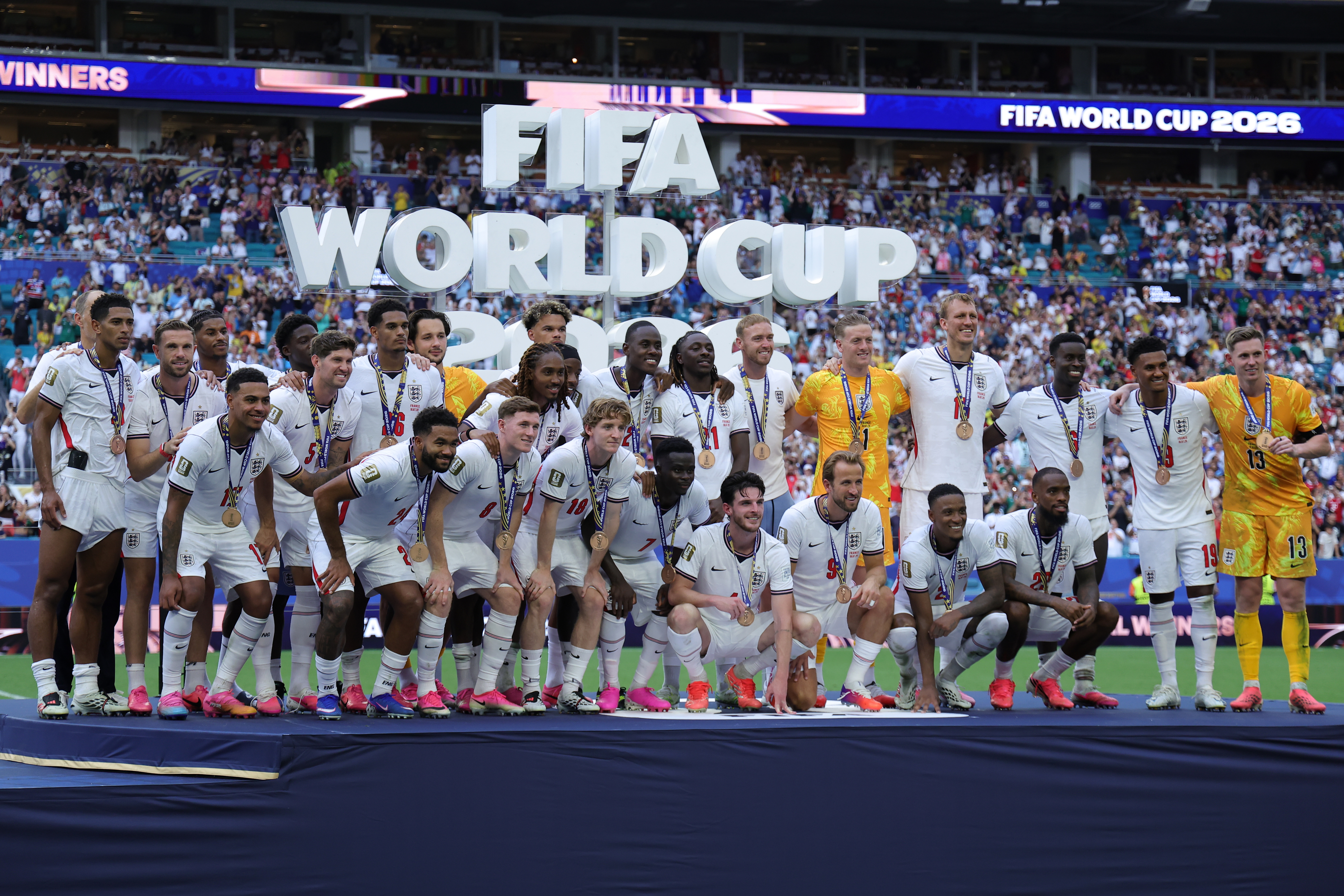 MIAMI (United States), 19/07/2026.- Players of England pose on the podium after receiving the third place medals for winning the FIFA World Cup 2026 3rd place playoff match France against England, in Miami, Florida, USA, 18 July 2026. (Francia) EFE/EPA/CRISTOBAL HERRERA-ULASHKEVICH