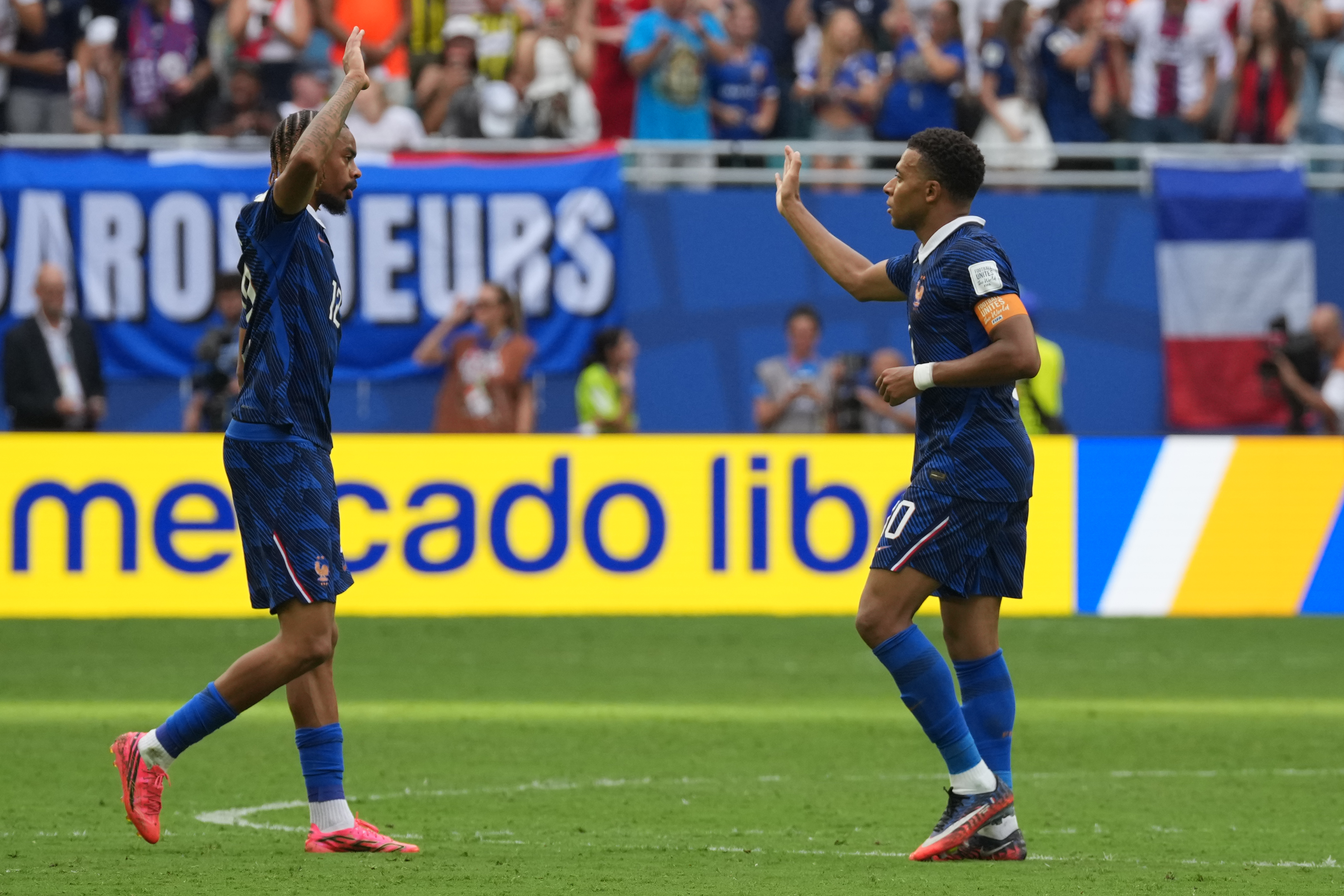 AME708. MIAMI (ESTADOS UNIDOS), 18/07/2026.- Kylian Mbappe (d) y Bradley Barcola de Francia celebran un gol este sábado, en un partido por el tercer lugar del Mundial de la FIFA 2026 entre Francia e Inglaterra en el estadio Hard Rock en Miami (Estados Unidos). EFE/ Alberto Boal