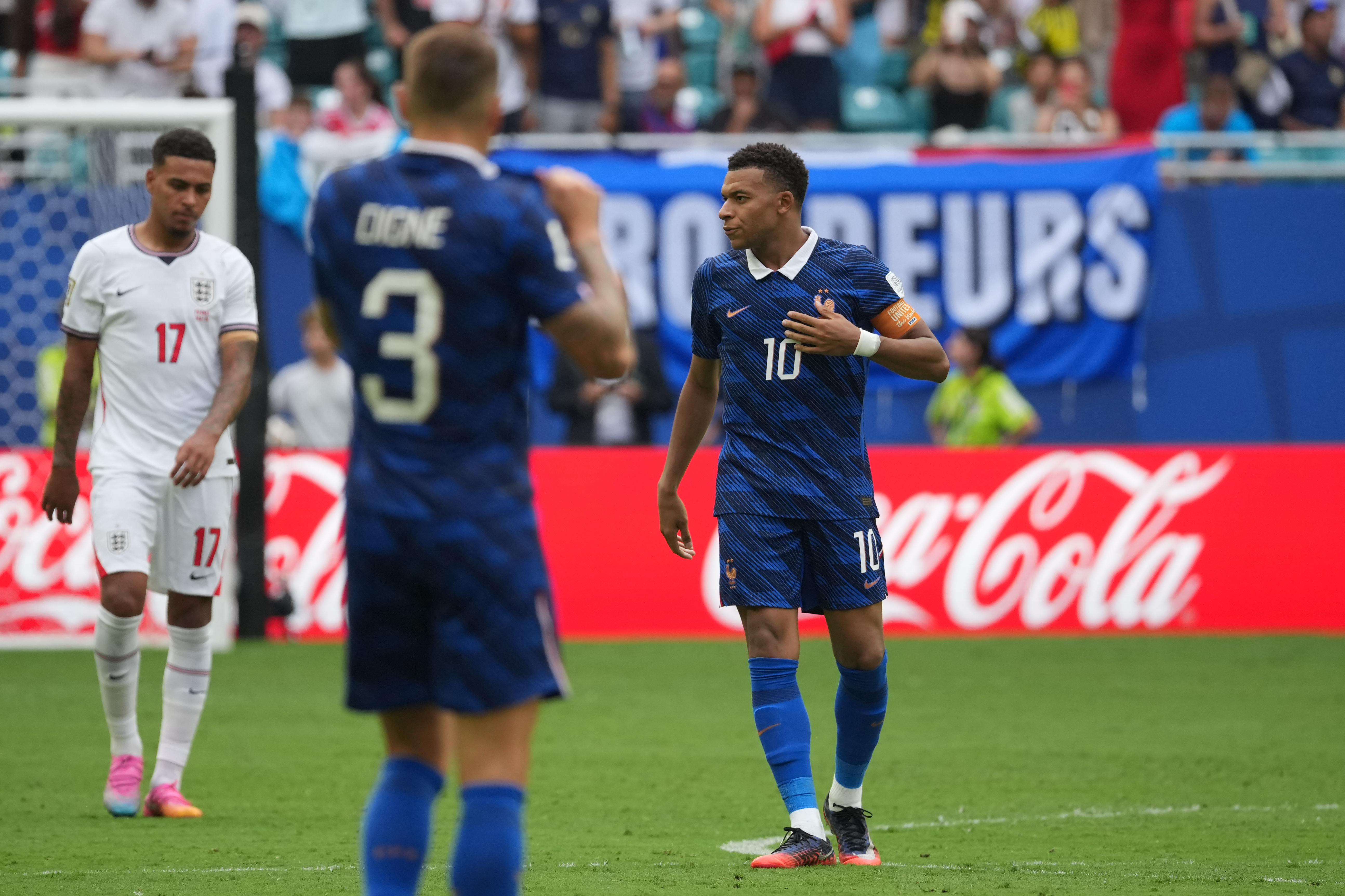 AME689. MIAMI (ESTADOS UNIDOS), 18/07/2026.- Kylian Mbappe (c) de Francia celebra un gol este sábado, en un partido por el tercer lugar del Mundial de la FIFA 2026 entre Francia e Inglaterra en el estadio Hard Rock en Miami (Estados Unidos). EFE/ Alberto Boal