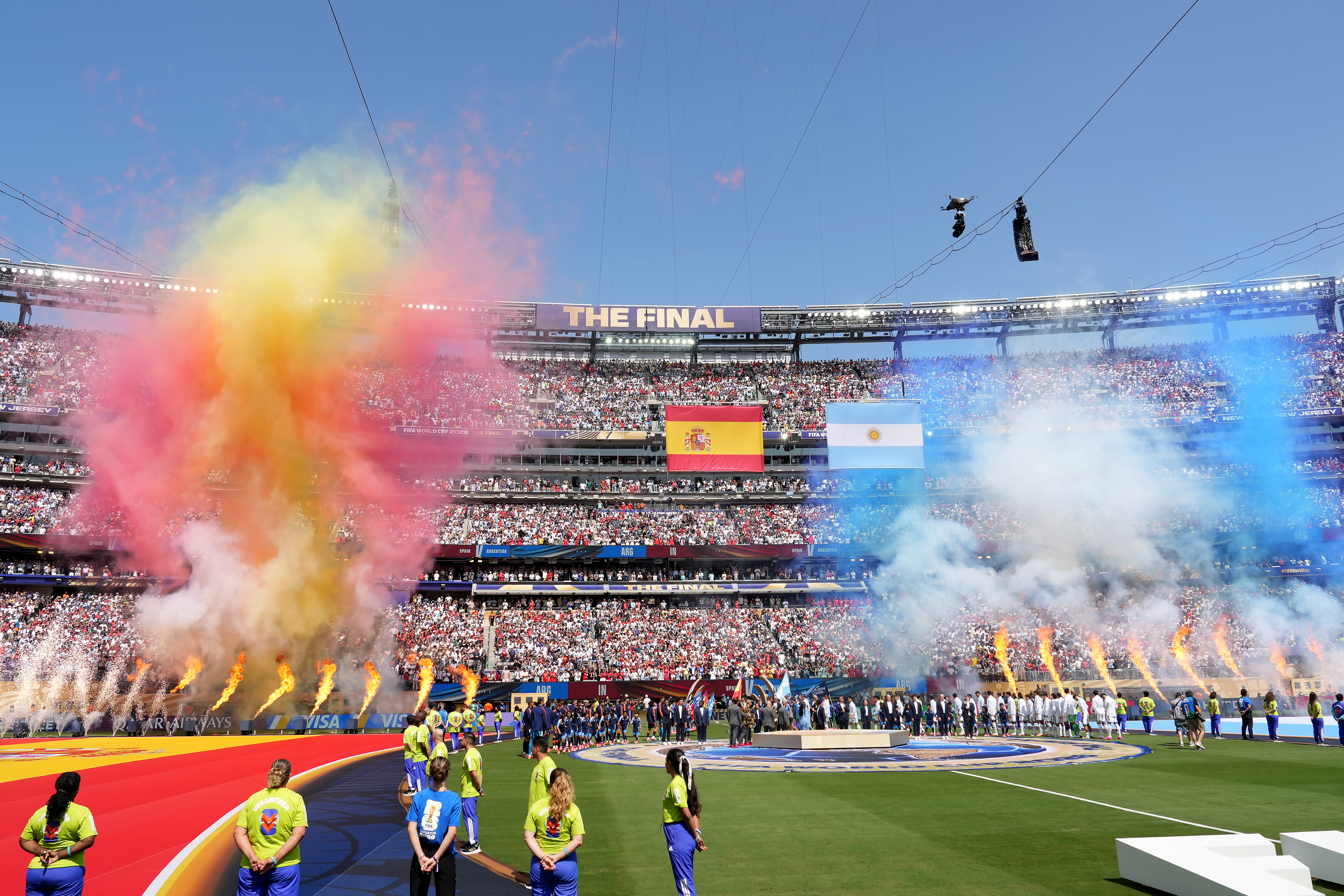 AME984. NUEVA JERSEY (ESTADOS UNIDOS), 19/07/2026.- Jugadores de España y de Argentina forman este domingo, en el partido de la final del Mundial de la FIFA 2026 entre España y Argentina en el estadio MetLife en Nueva Jersey (Estados Unidos). EFE/ Angel Colmenares