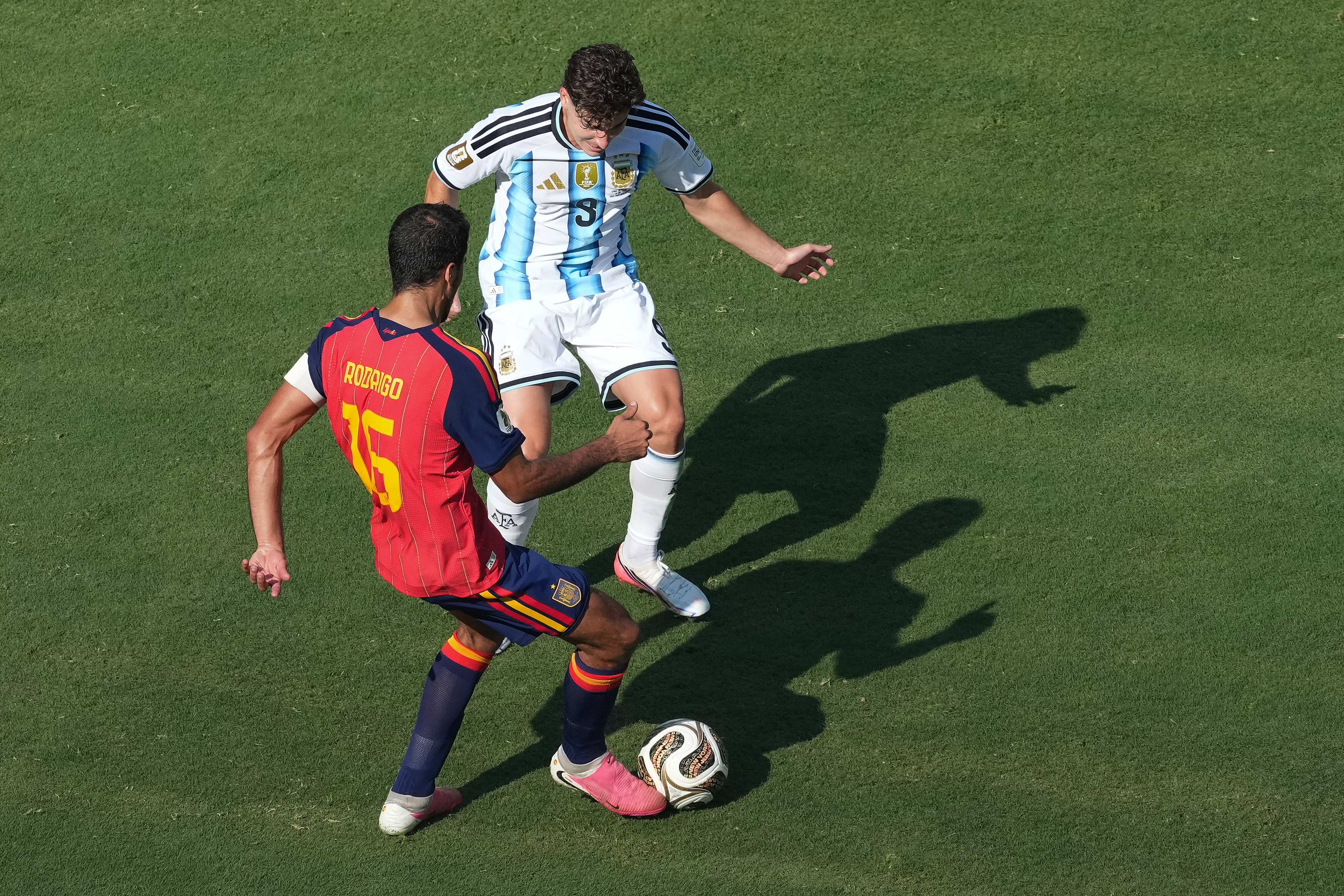 GR7085. NUEVA JERSEY (ESTADOS UNIDOS), 19/07/2026.- Álex Baena (i) de España disputa el balón con Leandro Paredes de Argentina este domingo, en el partido de la final del Mundial de la FIFA 2026 entre España y Argentina en el estadio MetLife en Nueva Jersey (Estados Unidos). EFE/ Omar Alonso