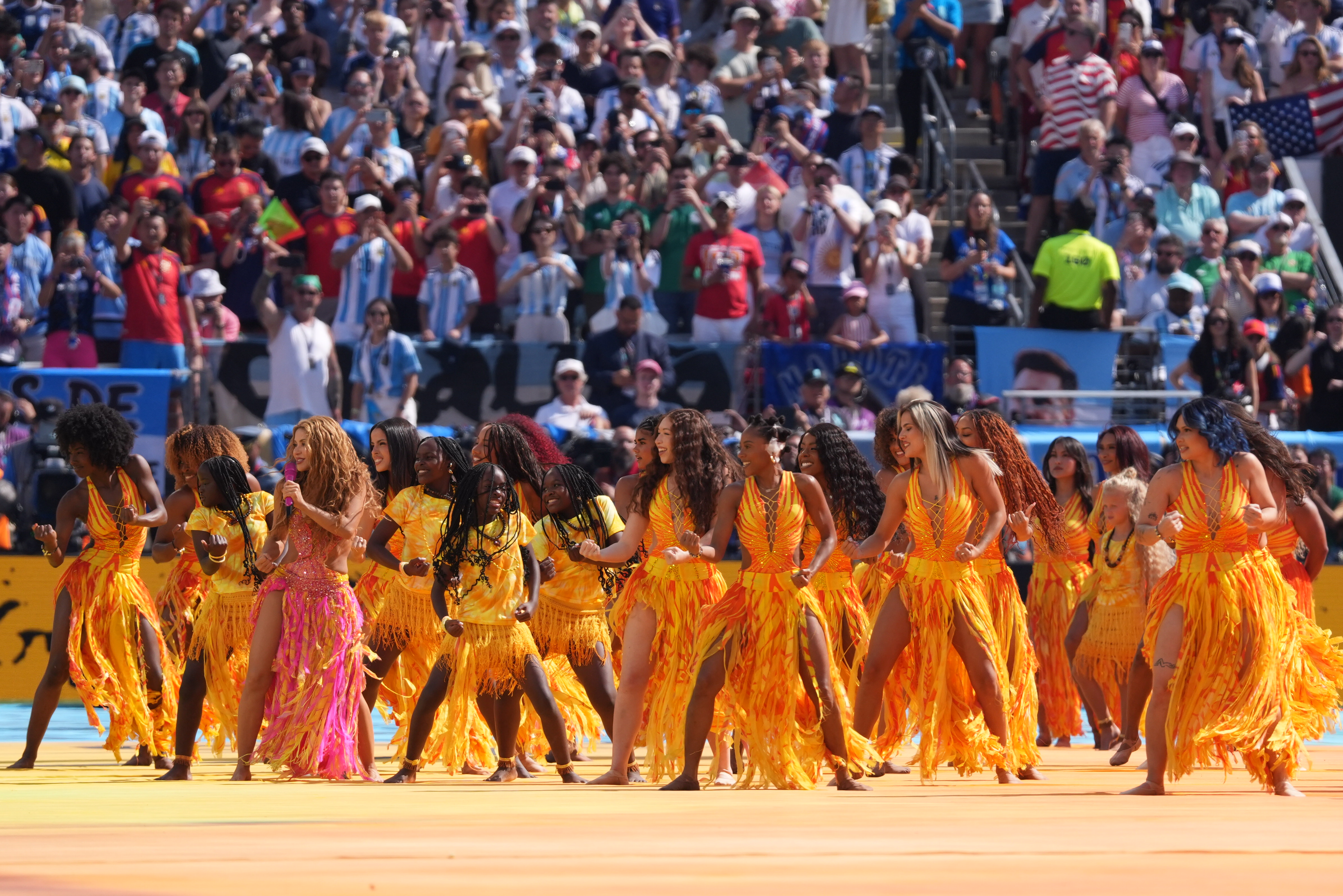 ¿Quién es la salvadoreña que bailó con Shakira en la final del Mundial 2026?