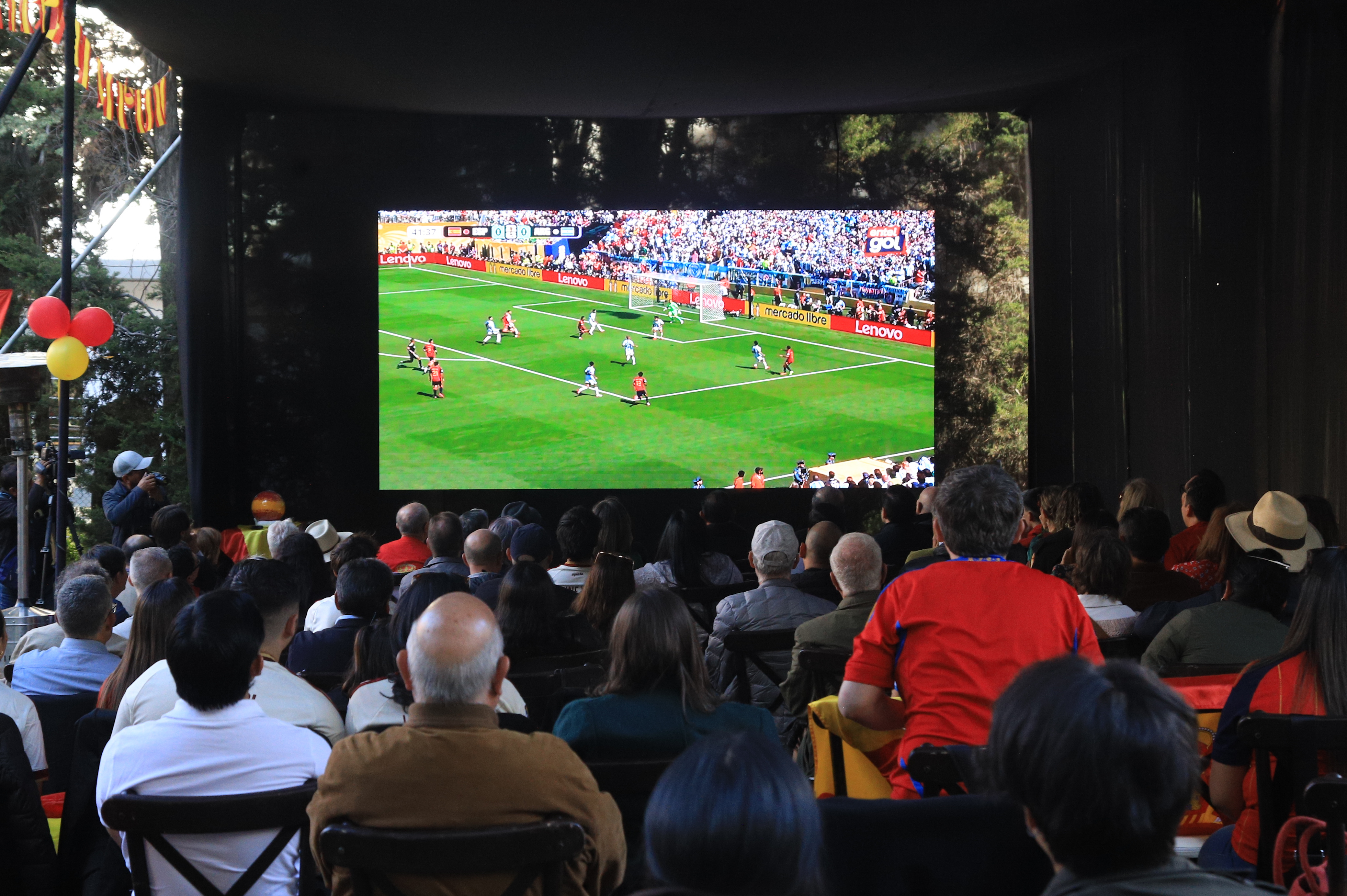 Aficionados de España observan la transmisión de la final del Mundial de la FIFA 2026 entre España y Argentina en La Paz (Bolivia). (Foto Prensa Libre: EFE/ Gabriel Márquez). 
