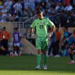 AME1128. NUEVA JERSEY (ESTADOS UNIDOS), 19/07/2026.- Emiliano Martínez de Argentina se lamenta este domingo, al finalizar el partido de la final del Mundial de la FIFA 2026 entre España y Argentina en el estadio MetLife en Nueva Jersey (Estados Unidos). EFE/ Angel Colmenares