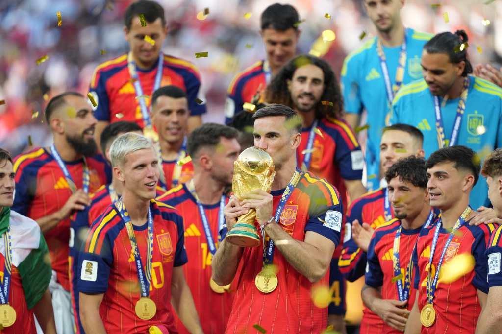AMDEP9062. NUEVA JERSEY (ESTADOS UNIDOS), 19/07/2026.- Jugadores de España celebran con el trofeo este domingo, tras vencer a Argentina en el partido final del Mundial de la FIFA 2026 en el estadio MetLife en Nueva Jersey (Estados Unidos). EFE/ Octavio Guzman