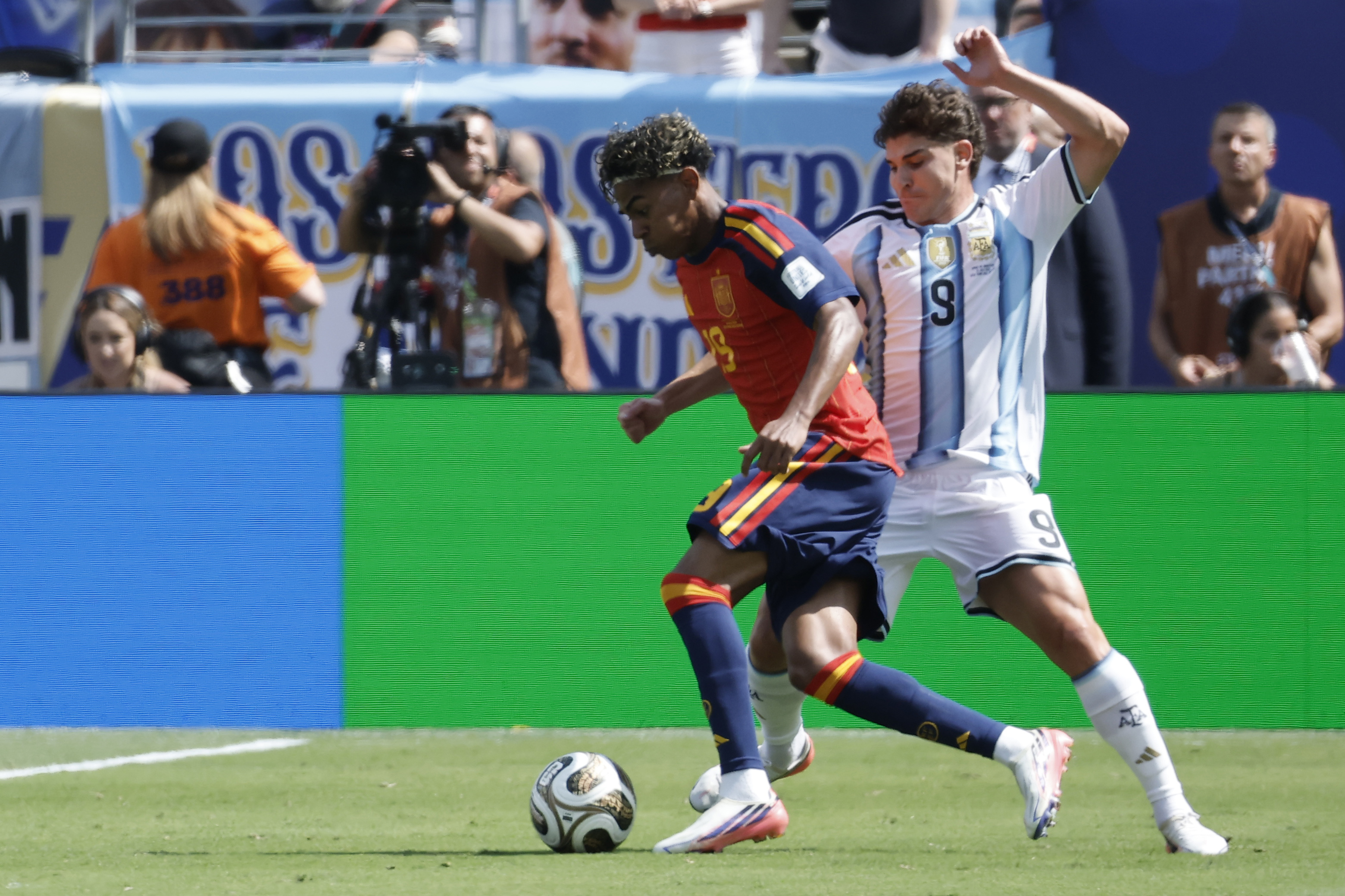 GR7021. EAST RUTHERFORD (ESTADOS UNIDOS), 19/07/2026.- Lamine Yamal (i) de España enfrenta a Julián Álvarez de Argentina este domingo, en la final del Mundial de la FIFA 2026 entre España y Argentina en el estadio MetLife en East Rutherford (NJ, EE.UU.). EFE/ Lavandeira Jr