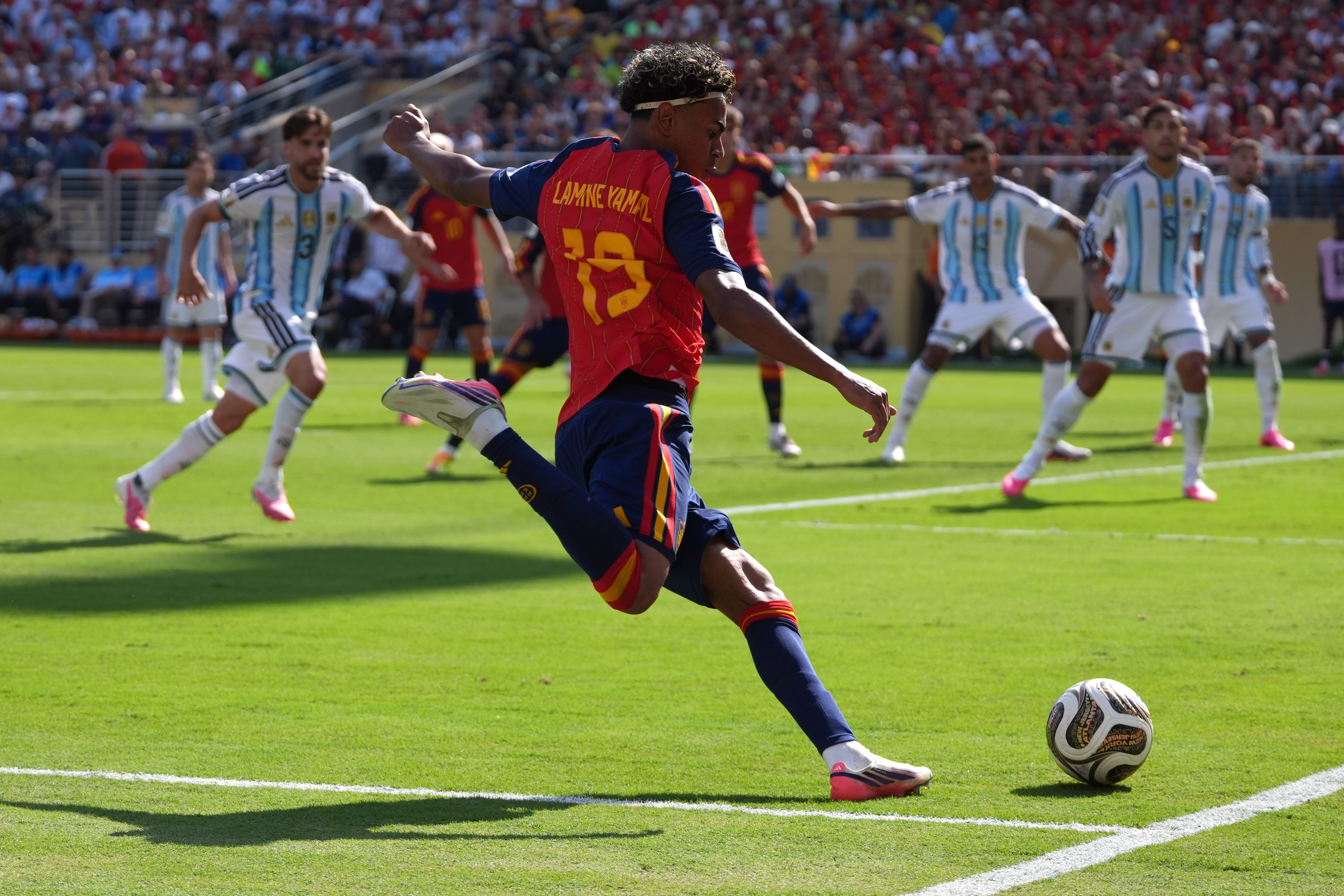 AME1039. NUEVA JERSEY (ESTADOS UNIDOS), 19/07/2026.- Lamine Yamal (c) de España controla el balón este domingo, en la final del Mundial de la FIFA 2026 entre España y Argentina en el estadio MetLife en Nueva Jersey (Estados Unidos). EFE/ Angel Colmenares