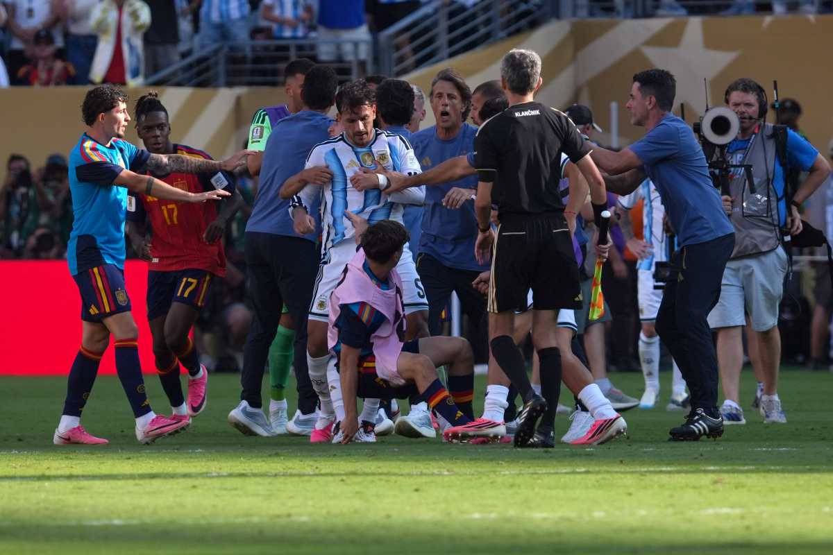 AME1127. NUEVA JERSEY (ESTADOS UNIDOS), 19/07/2026.- Leandro Paredes (c-i) de Argentina empuja a Gavi (c-abajo) de España este domingo, al finalizar el partido de la final del Mundial de la FIFA 2026 entre España y Argentina en el estadio MetLife en Nueva Jersey (Estados Unidos). EFE/ Angel Colmenares