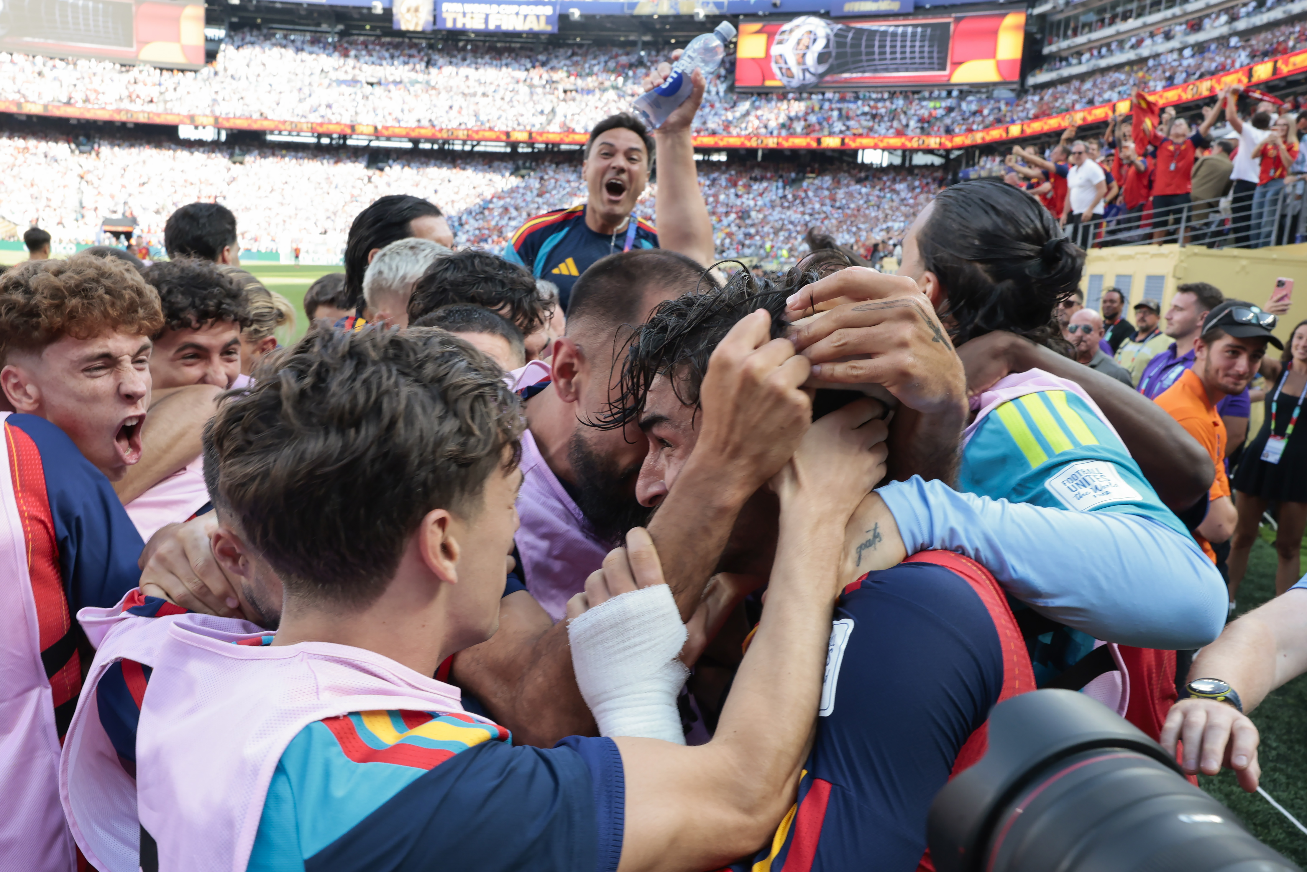 GR7106. EAST RUTHERFORD (ESTADOS UNIDOS), 19/07/2026.- Jugadores de España celebran un gol de Ferrán Torres este domingo, en la final del Mundial de la FIFA 2026 entre España y Argentina en el estadio MetLife en East Rutherford (NJ, EE.UU.). EFE/ Lavandeira Jr
