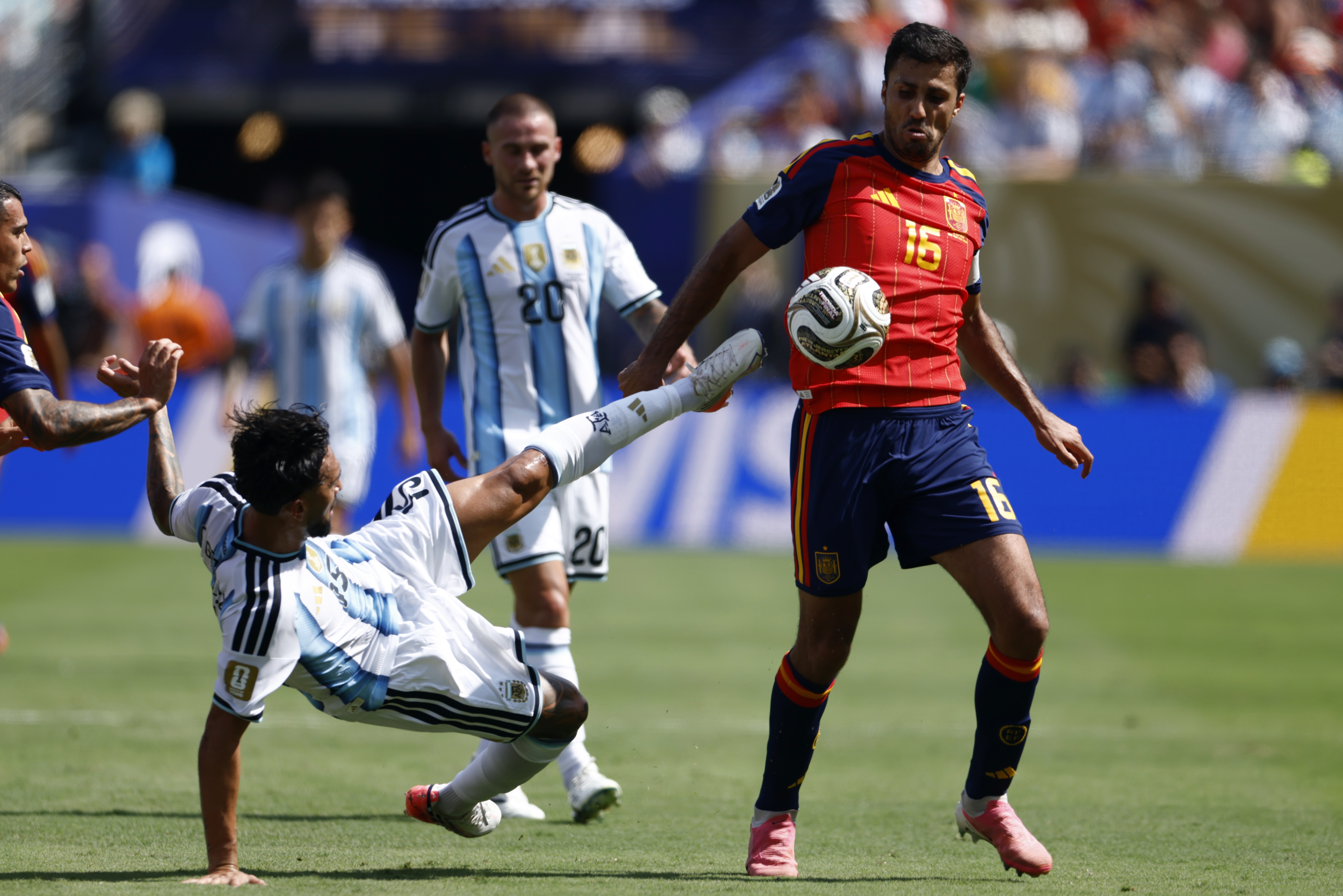 EAST RUTHERFORD (United States), 19/07/2026.- Nicolas Gonzalez (L) of Argentina in action against Rodri (R) of Spain during the FIFA World Cup 2026 final match Spain against Argentina, in East Rutherford, New Jersey, USA, 19 July 2026. (España) EFE/EPA/WILL OLIVER
