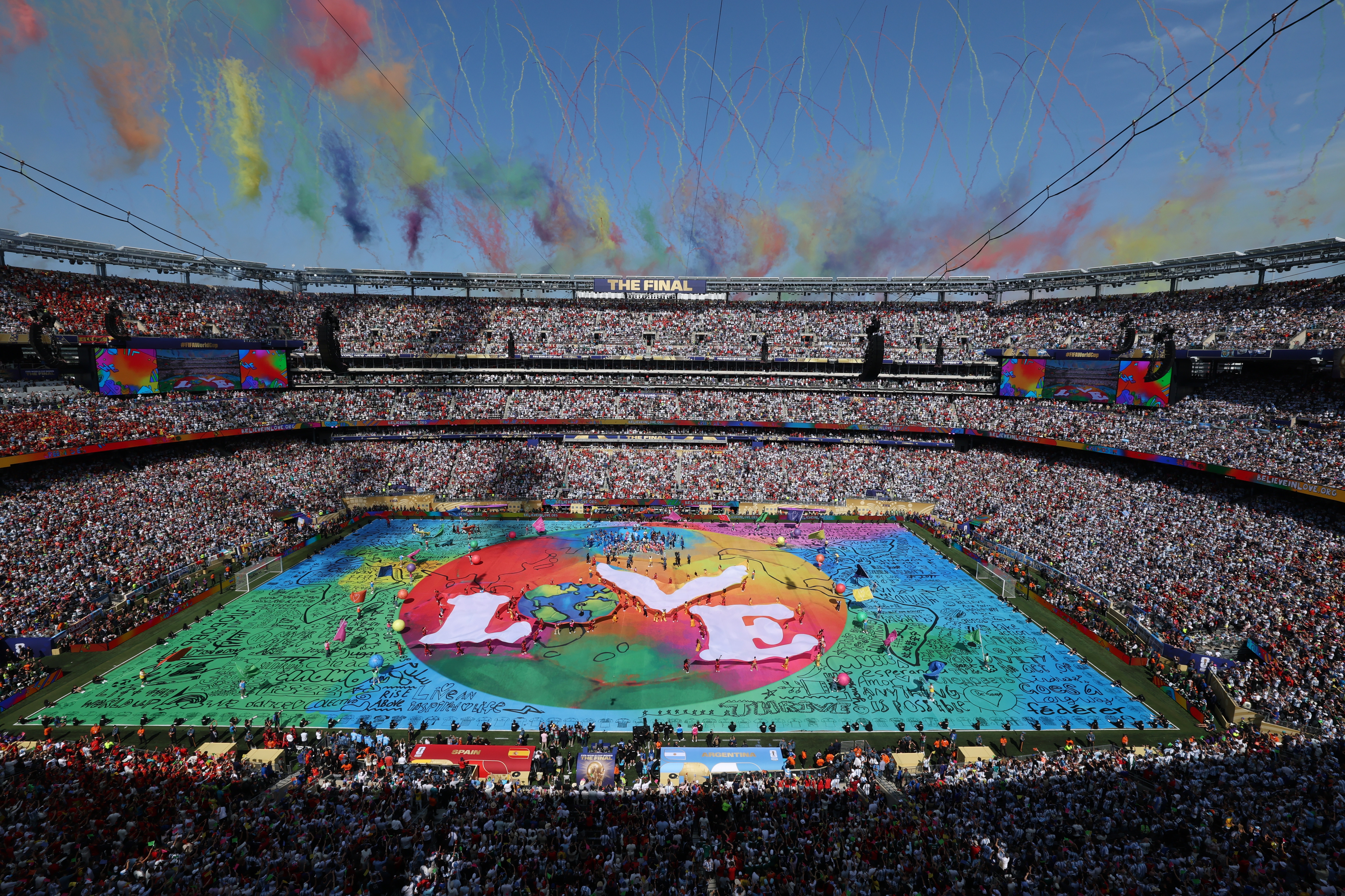 EAST RUTHERFORD (United States), 19/07/2026.- Colourfull fireworks go off at the end of Halftime show during the FIFA World Cup 2026 final match Spain against Argentina, in New Jersey, USA, 19 July 2026. (España) EFE/EPA/SARAH YENESEL