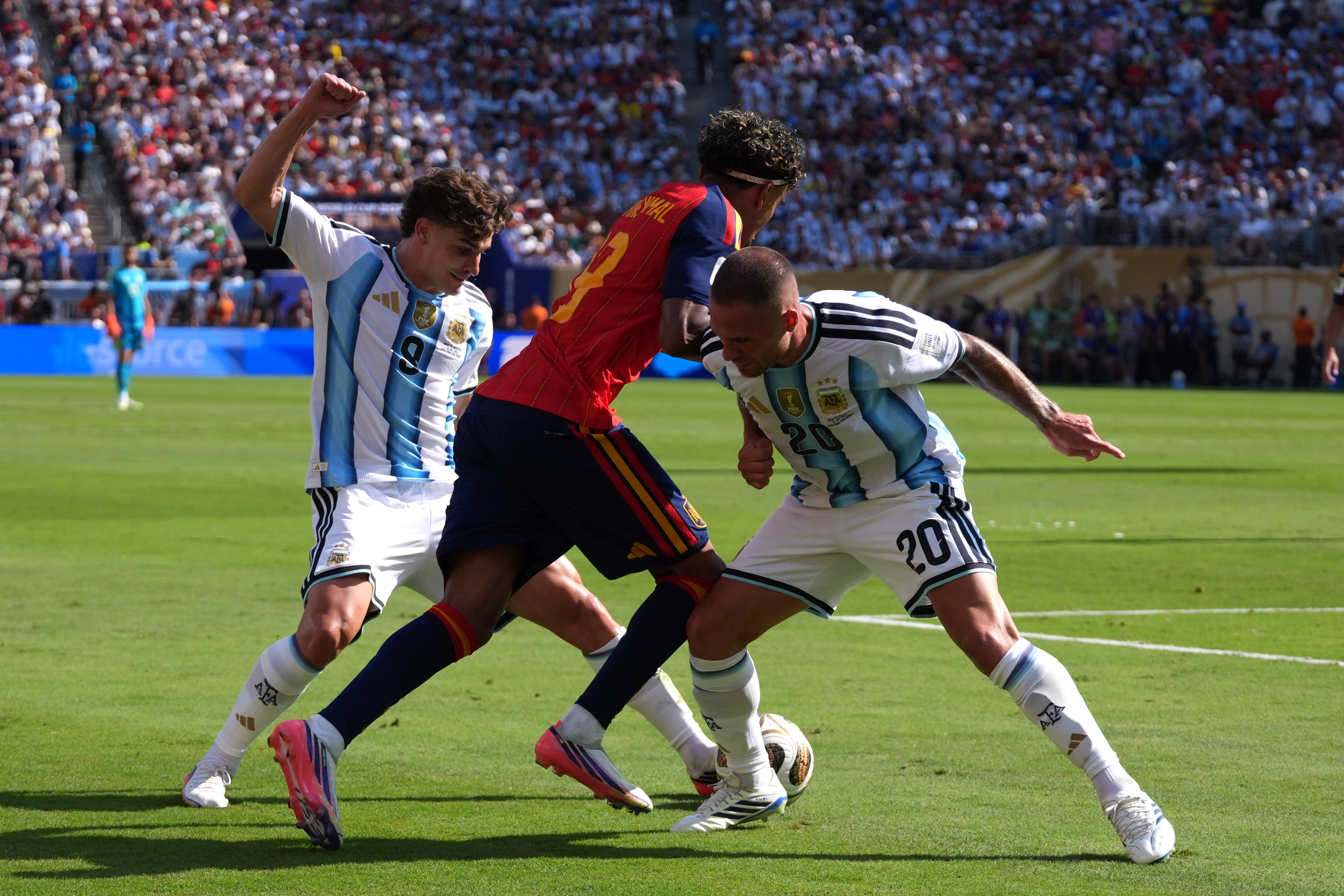 AME1038. NUEVA JERSEY (ESTADOS UNIDOS), 19/07/2026.- Lamine Yamal (c) de España disputa el balón con Julián Álvarez (i) y Alexis Mac Allister (d) de Argentina este domingo, en el partido de la final del Mundial de la FIFA 2026 entre España y Argentina en el estadio MetLife en Nueva Jersey (Estados Unidos). EFE/ Angel Colmenares