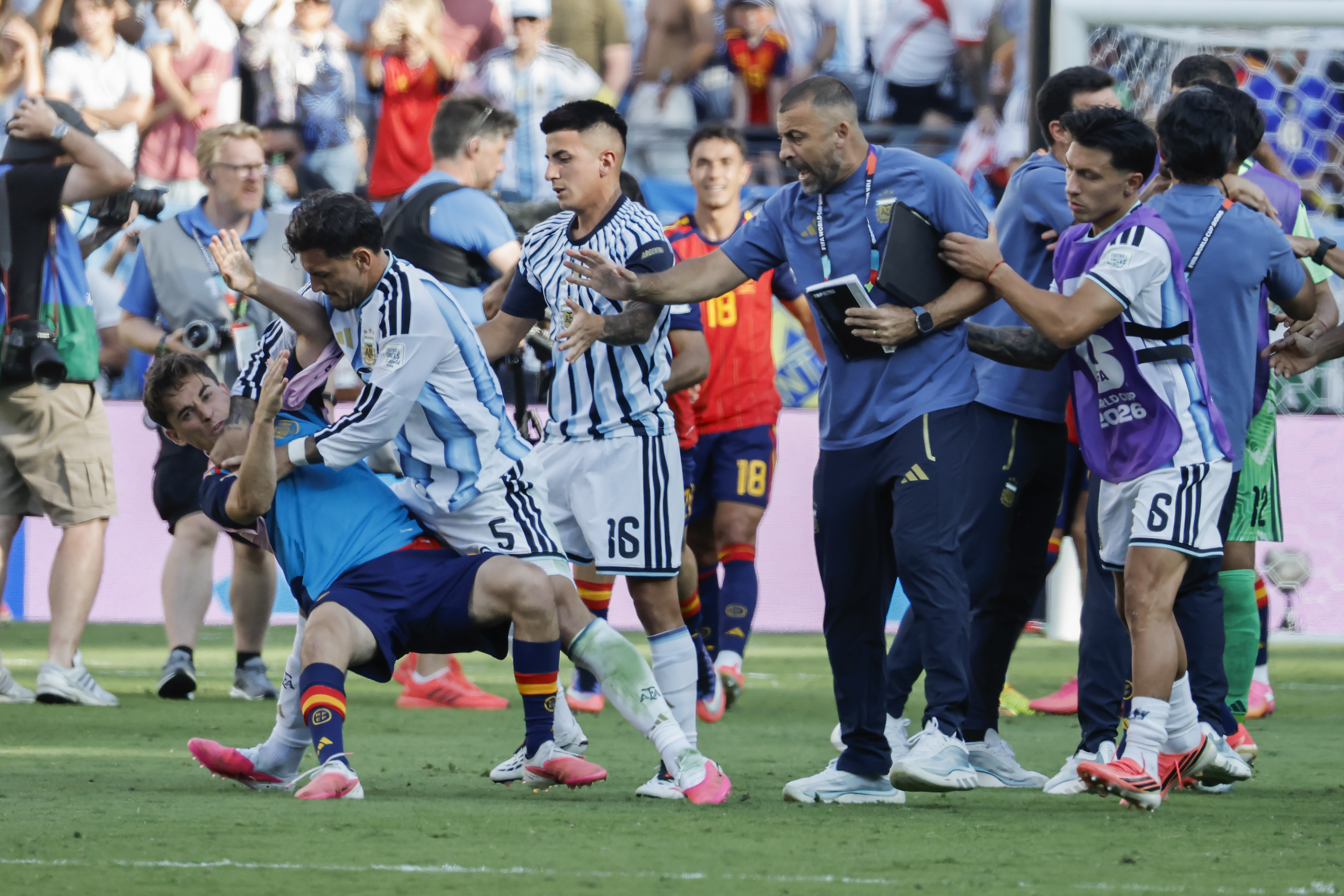 GR1007. EAST RUTHERFORD (ESTADOS UNIDOS), 19/07/2026.- Gavi (i) de España forcejea con Leandro Paredes de Argentina este domingo, en la final del Mundial de la FIFA 2026 entre España y Argentina en el estadio MetLife en East Rutherford (NJ, EE.UU.). EFE/ Lavandeira Jr