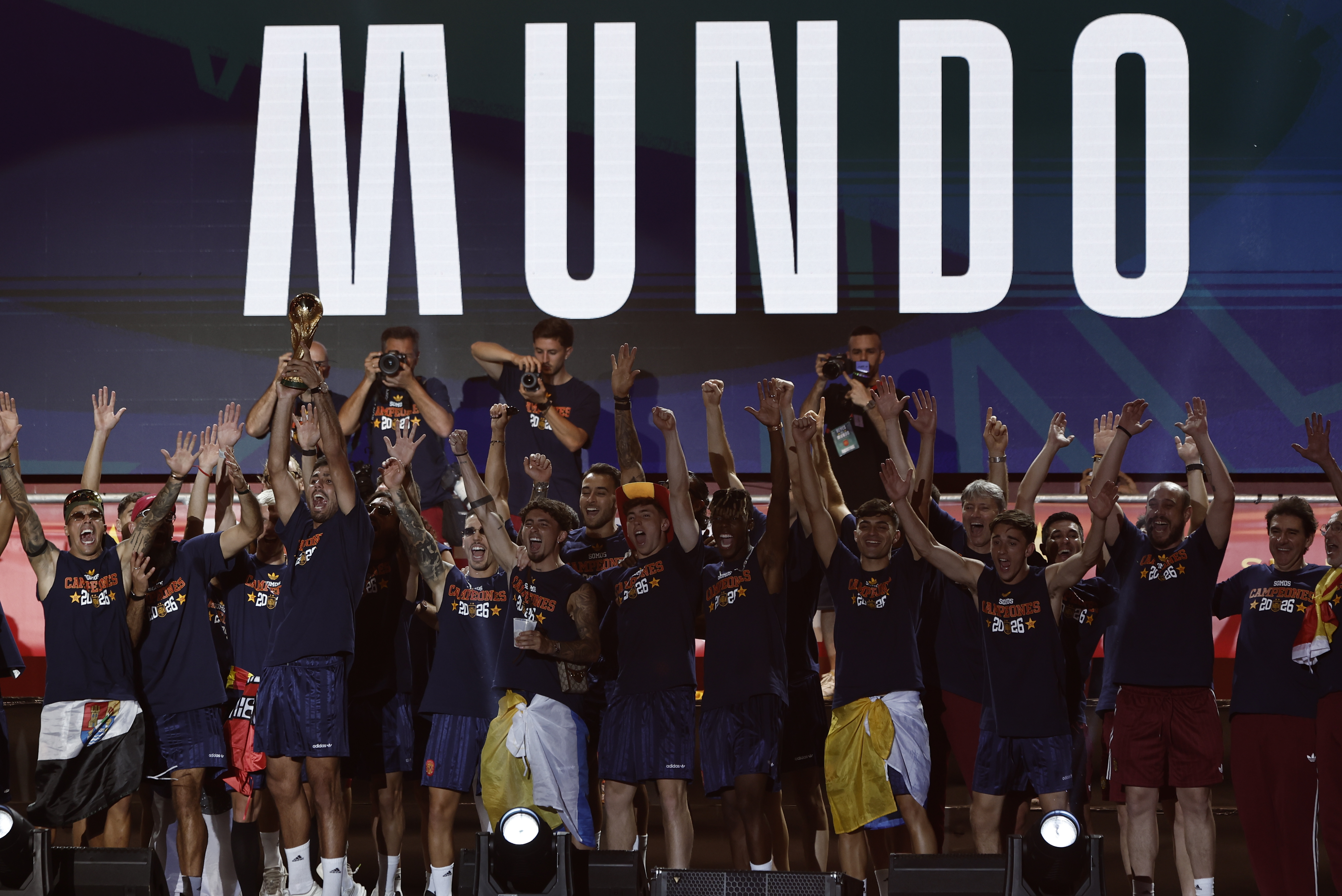  Los jugadores de la selección española durante la celebración realizada este lunes en la Plaza de Cibeles, tras conquistar el Mundial 2026.(Foto Prensa Libre: EFE).