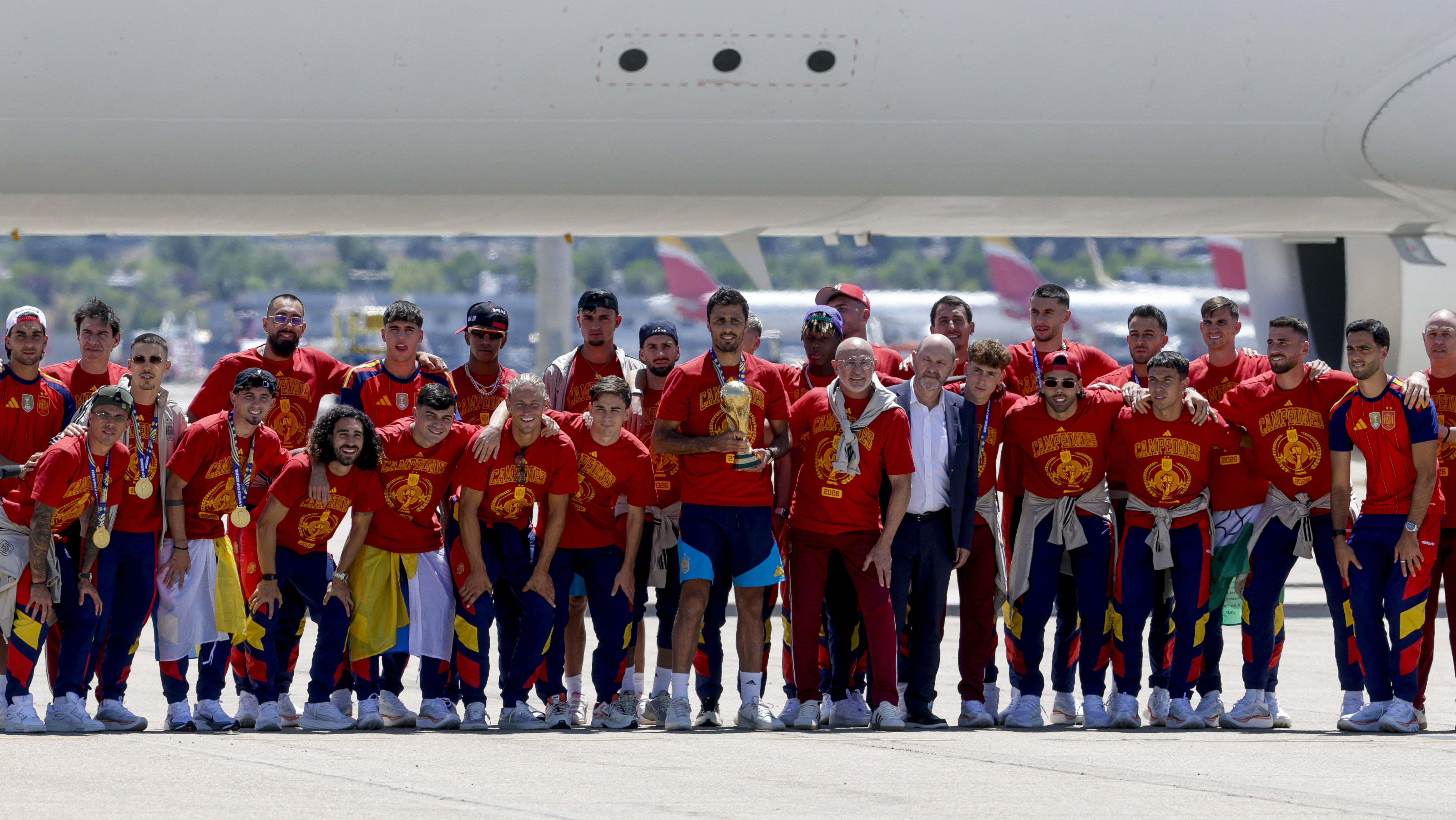 MADRID, 20/07/2026.- La selección española de fútbol, campeona del Mundial tras vencer en la final a Argentina, aterrizó este lunes a las 14:25 horas en la terminal 4 del aeropuerto de Madrid Barajas-Adolfo Suárez procedente de Nueva York (EE.UU). EFE/J.J.Guillen