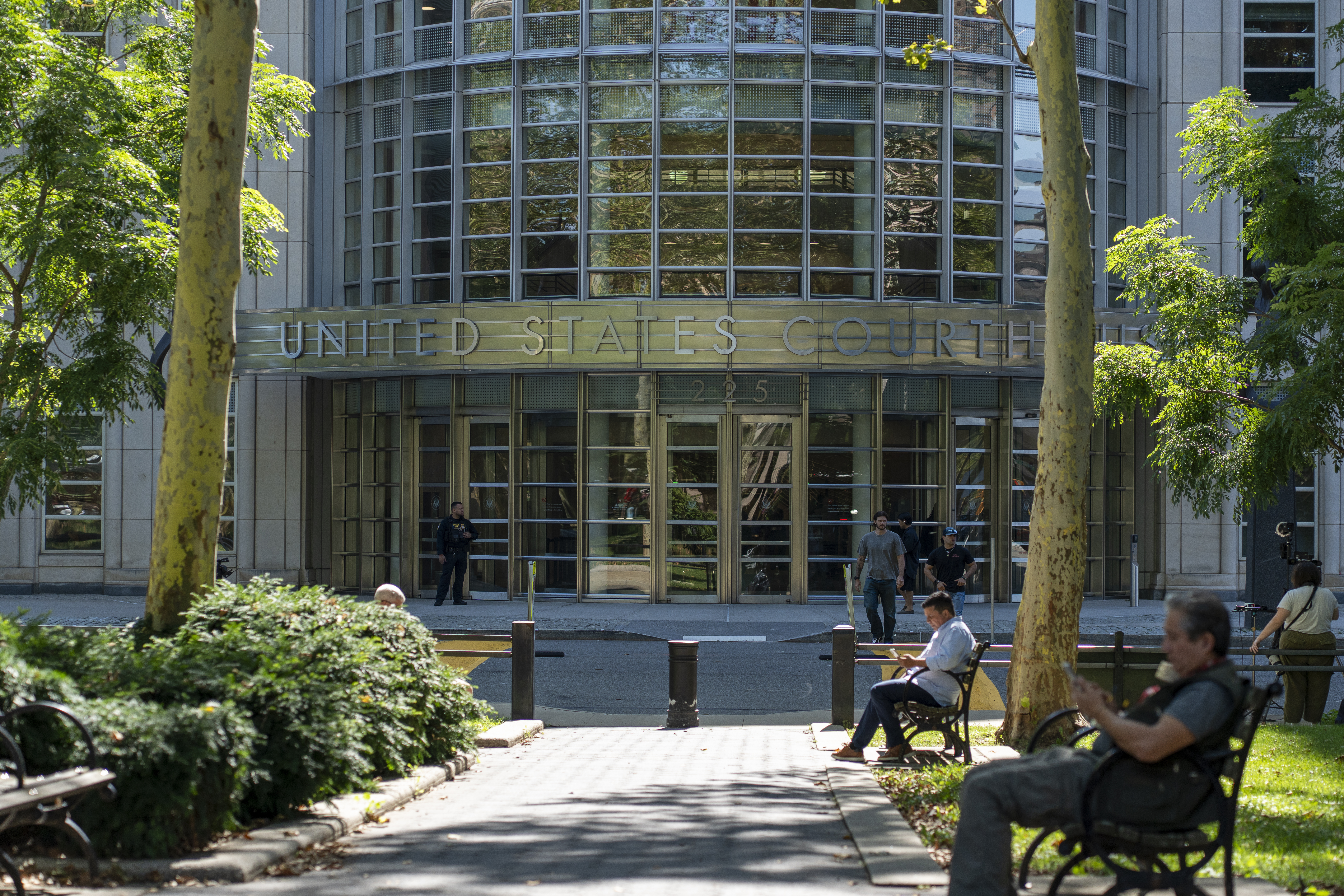 Fotografía de la fachada la Corte en Brooklyn en donde se hace la lectura de la sentencia a Ismael "El Mayo" Zambada, quien es condenado a cadena perpetua tras ser hallado culpable de tráfico de cocaína y fentanilo por la justicia estadounidense. (Foto Prensa Libre: EFE/Ángel Colmenares).