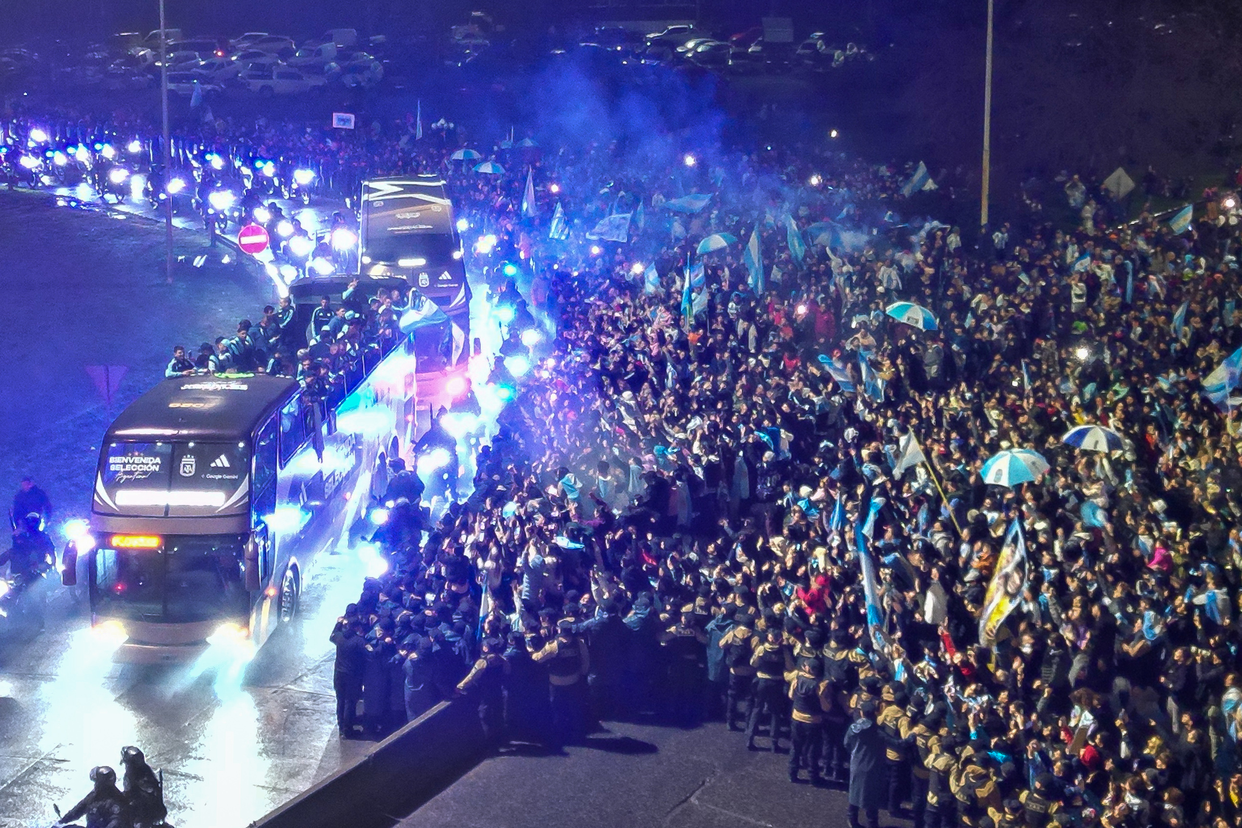 AME1654. BUENOS AIRES (ARGENTINA), 20/07/2026.- Fotografía aérea que muestra a aficionados recibiendo a los jugadores de la selección de Argentina, luego de su participación en el Mundial de la FIFA 2026, este lunes en Buenos Aires (Argentina). EFE/ STR