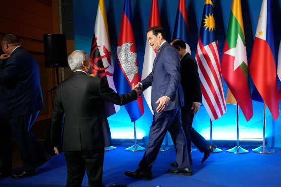 PASAY (Philippines), 21/07/2026.- Singapore's Foreign Minister Vivian Balakrishnan, (2-L), shakes hands with US Secretary of State Marco Rubio (R) after a group photo session during the ASEAN Post Ministerial Conference with the United States on the sidelines of the Association of Southeast Asian Nations (ASEAN) Foreign Ministers' Meeting in Pasay City, Metro Manila, Philippines, 22 July 2026. (Filipinas, Estados Unidos, Singapur) EFE/EPA/AARON FAVILA / POOL