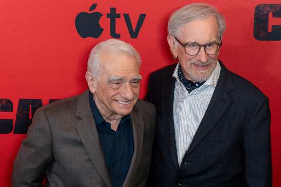 AME1873. NUEVA YORK (ESTADOS UNIDOS), 21/07/2026.- Los directores Martin Scorsese (i) y Steven Spielberg posan durante la alfombra roja de la serie Cape Fear, inspirada en la novela 'The Executioners' y en la película de 1991 dirigida por Scorsese, este martes en el teatro DGA en Manhattan, Nueva York (Estados Unidos). EFE/ Ángel Colmenares
