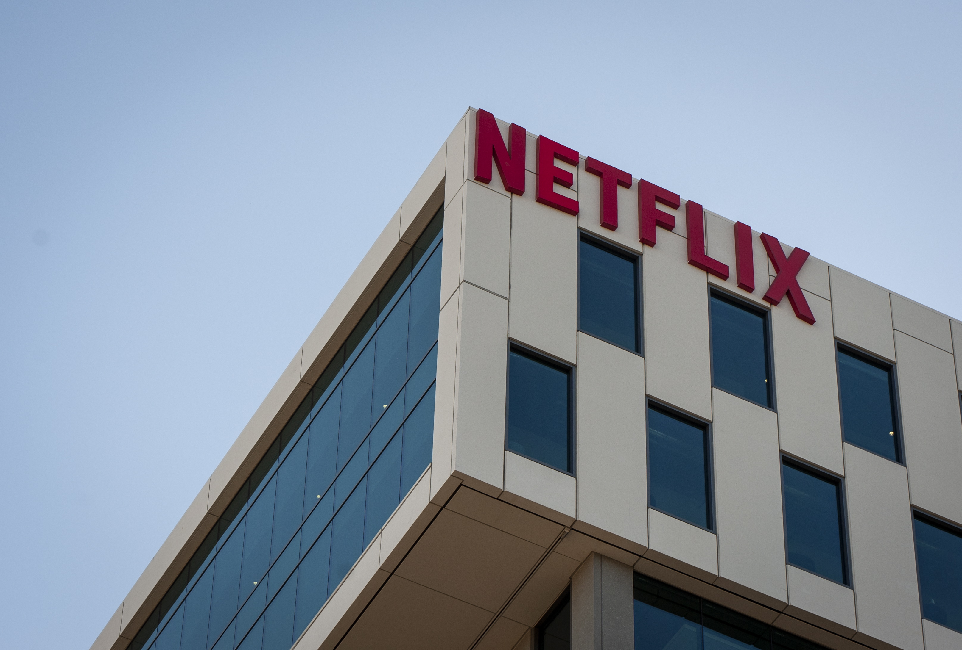 HI4581. BOGOTÁ (COLOMBIA), 23/07/2026.- Fotografía de archivo del 18 de octubre de 2019 que muestra el logo de Netflix en un edificio de la compañía en Los Ángeles (EE. UU). Netflix oficializó la compra de InterPositive, la empresa de IA creada por el actor Ben Affleck, por un valor de 587 millones de dólares. Así, el gigante del entretenimiento sigue la línea de una industria que cada vez invierte más en modelos tecnológicos. EFE/ Christian Monterrosa/ ARCHIVO