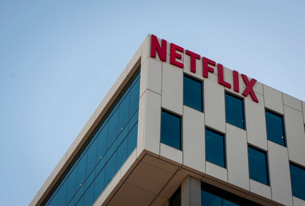 HI4581. BOGOTÁ (COLOMBIA), 23/07/2026.- Fotografía de archivo del 18 de octubre de 2019 que muestra el logo de Netflix en un edificio de la compañía en Los Ángeles (EE. UU). Netflix oficializó la compra de InterPositive, la empresa de IA creada por el actor Ben Affleck, por un valor de 587 millones de dólares. Así, el gigante del entretenimiento sigue la línea de una industria que cada vez invierte más en modelos tecnológicos. EFE/ Christian Monterrosa/ ARCHIVO
