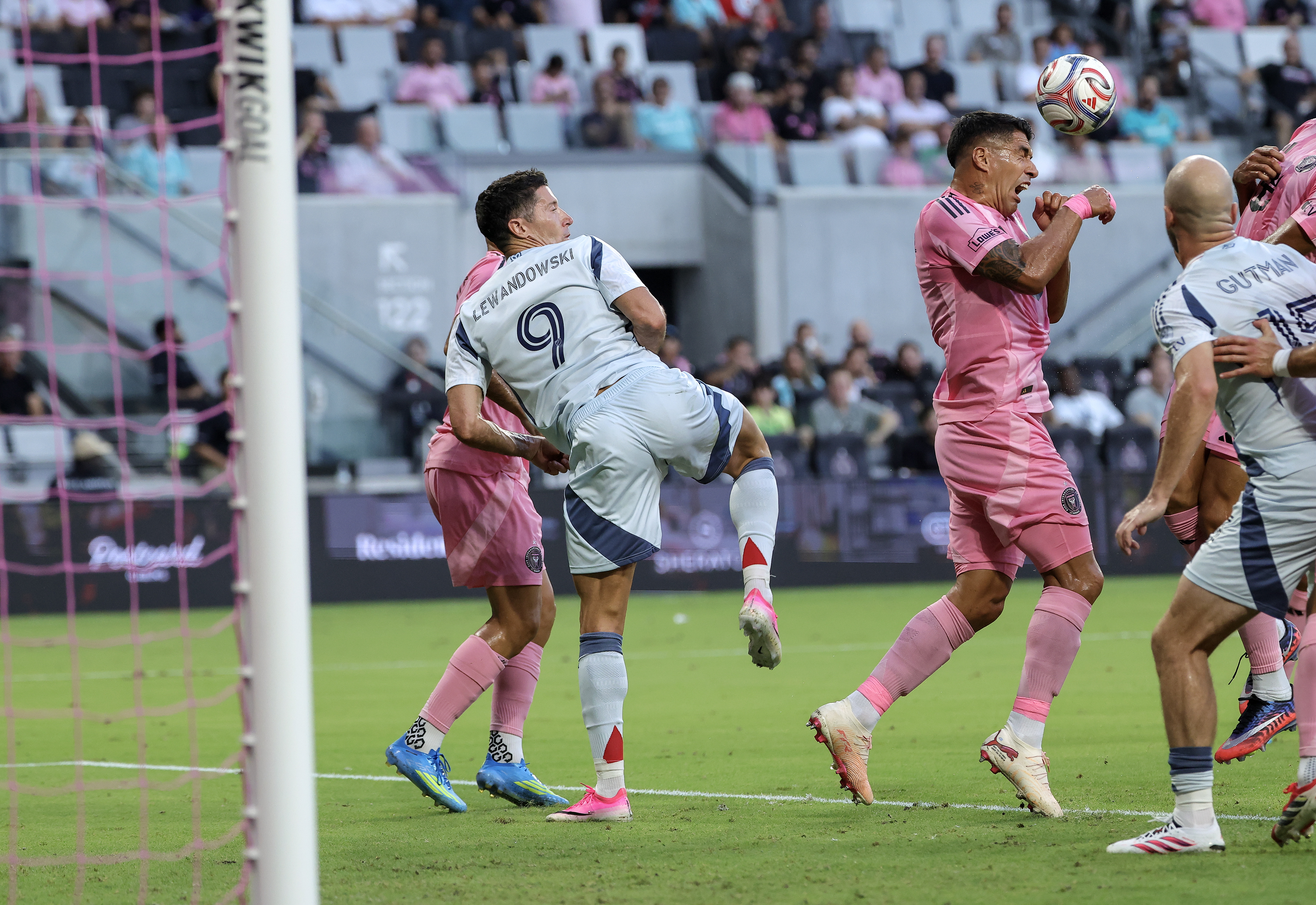 MIAMI (United States), 22/07/2026.- Chicago Fire FC Robert Lewandowski (L) in action against Inter Miami CF's Luis Suarez (C) during the MLS game between Inter Miami and Chicago Fire FC at Nu Stadium in Miami, Florida, USA, 22 July 2026. EFE/EPA/CRISTOBAL HERRERA-ULASHKEVICH