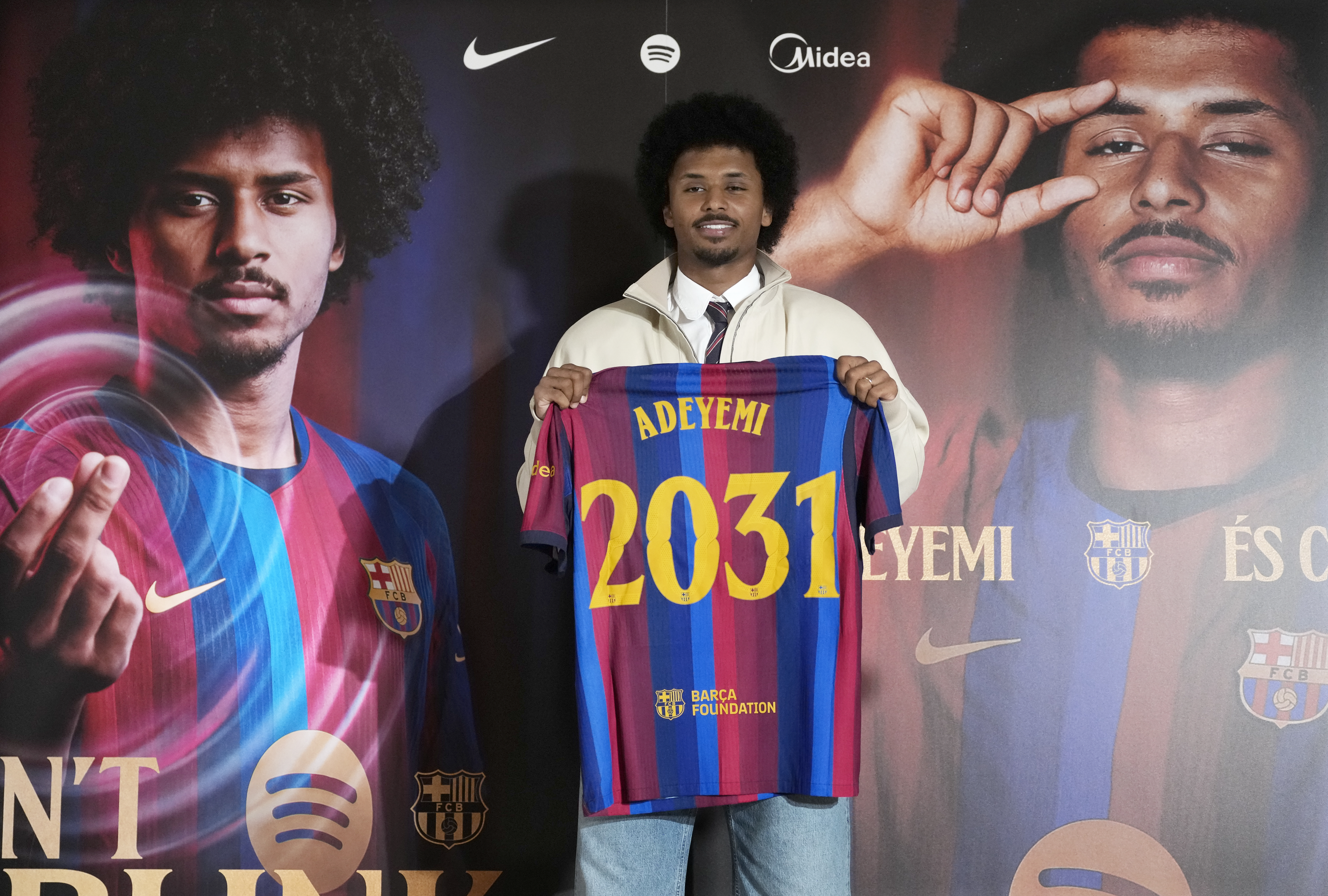 GRAFCAT4906 BARCELONA 23/07/2026.- El FC Barcelona presentó este mediodía al nuevo jugador del club, el delantero alemán de 24 años Karim Adeyemi prodedente del Borussia Dormund y que ha firmado un contrato con el club azulgran hasta el año 2031. EFE/ Enric Fontcuberta