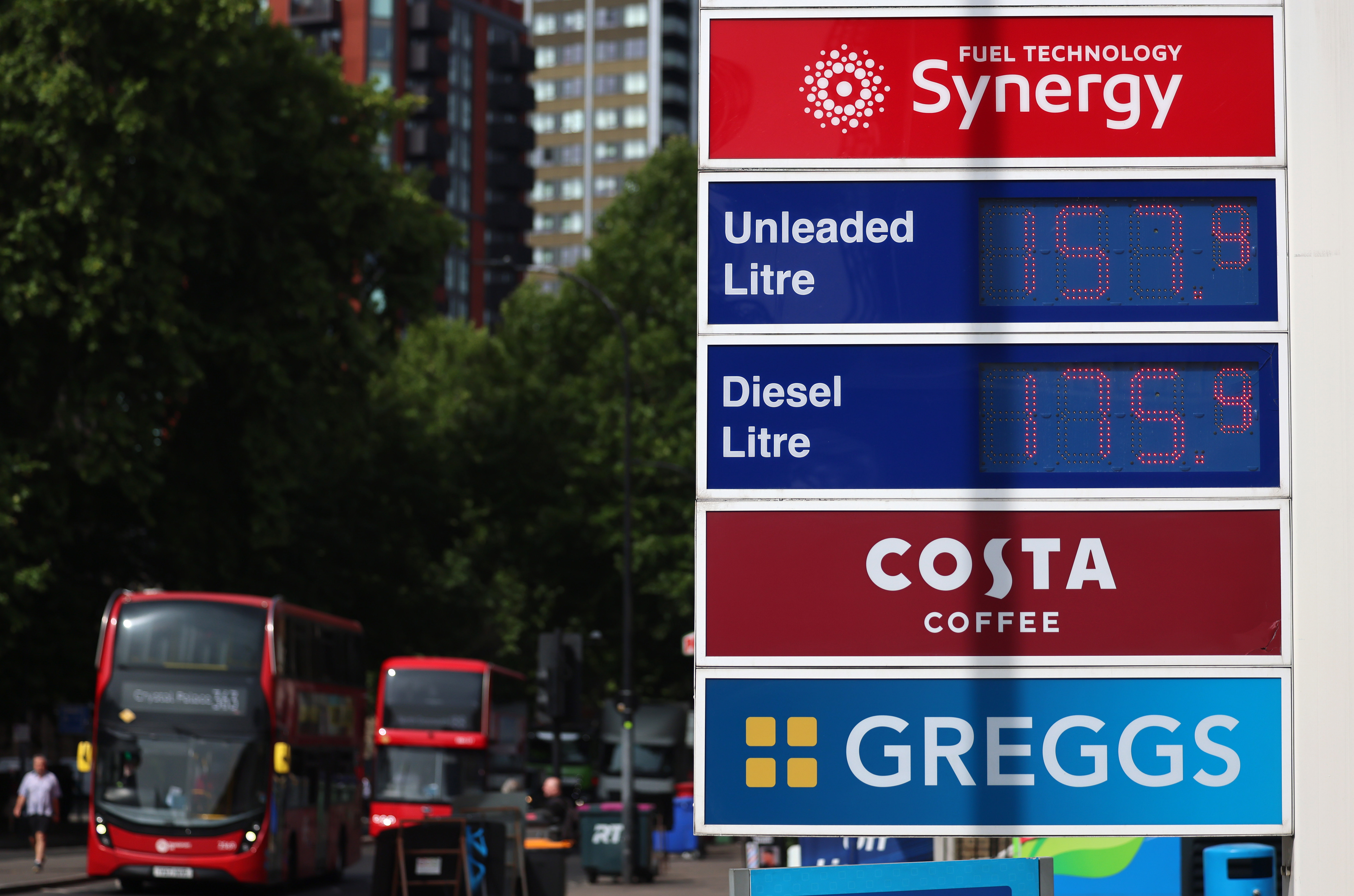 London (United Kingdom), 24/07/2026.- The price of petrol and diesel at a petrol station in London, Britain, 24 July 2026. The US administration has decided to impose new 10 percent to 12.5 percent tariffs on 60 countries, including the UK, China, Canada, and the European Union (EU). Meanwhile the price of oil has reached 100 US dollars a barrel for the first time since May. (Reino Unido, Londres) EFE/EPA/ANDY RAIN