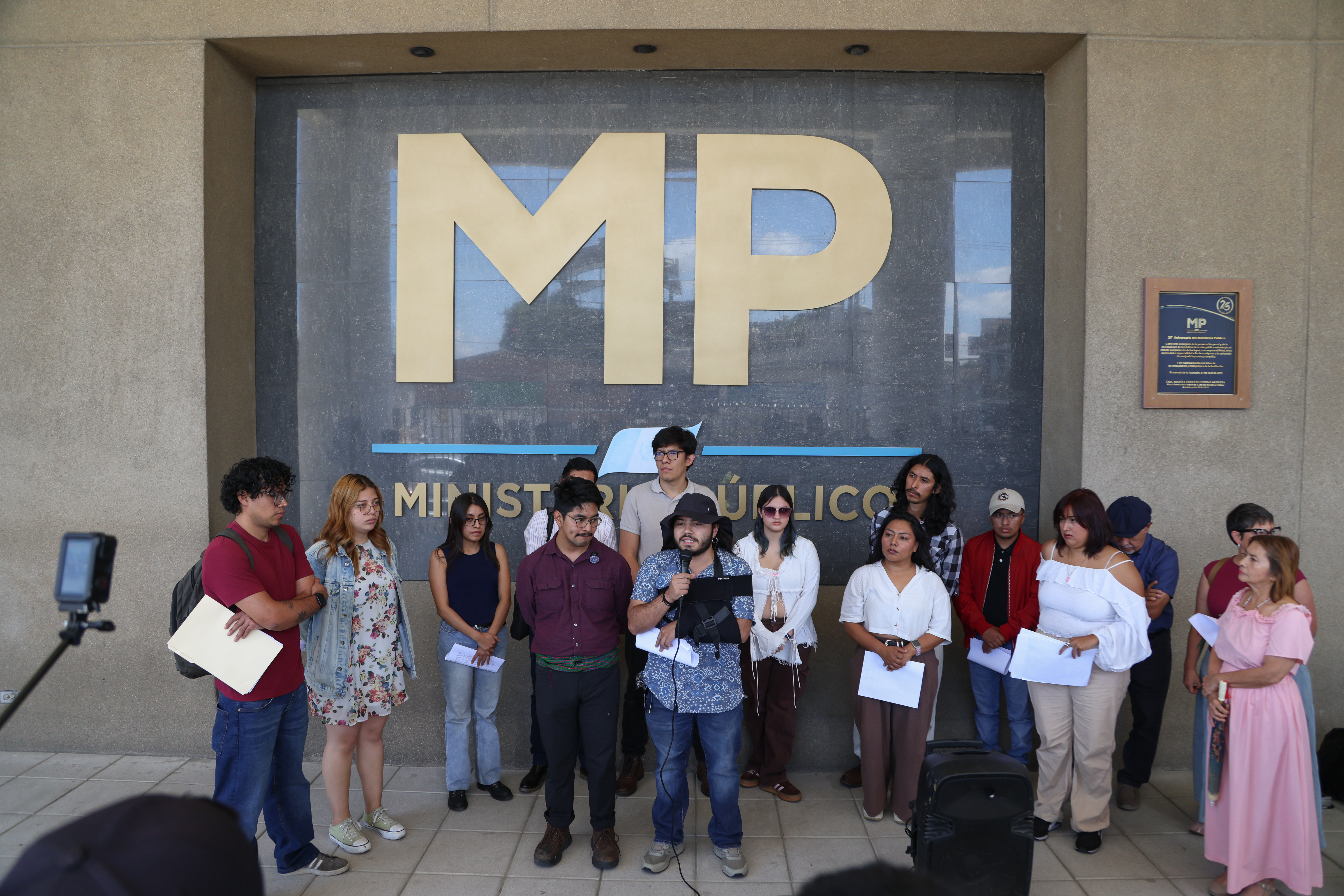AME2599. CIUDAD DE GUATEMALA (GUATEMALA), 24/07/2026.- Estudiantes de la Universidad de San Carlos de Guatemala (USAC) presentan una denuncia colectiva por abuso de poder, eliminación de datos y violación al derecho de educación por parte de las autoridades de la casa de estudios, este viernes, en Ciudad de Guatemala (Guatemala). EFE/ Mariano Macz