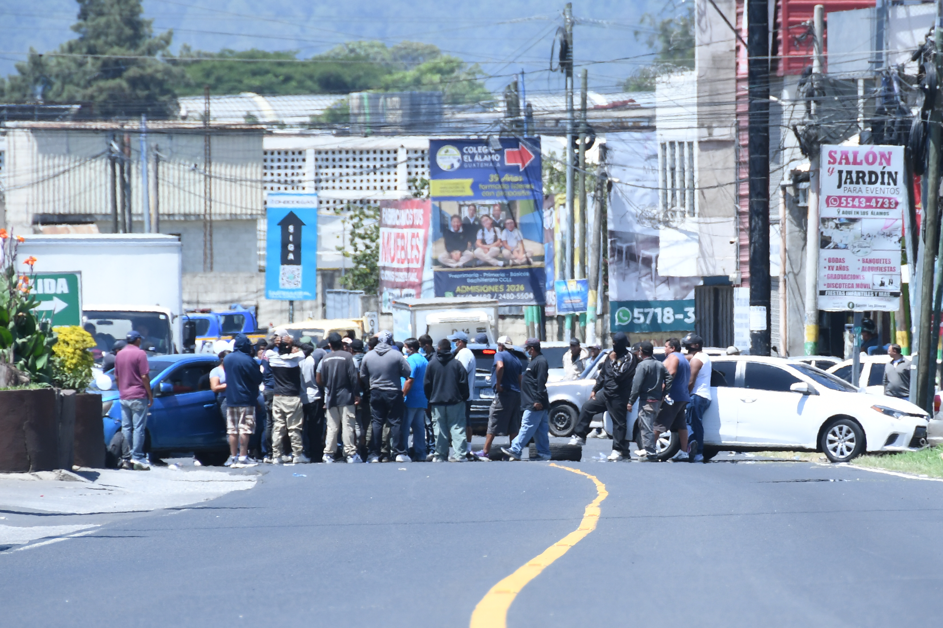 Guatemala vive bloqueos contra el alza de la gasolina pese a tregua de transportistas