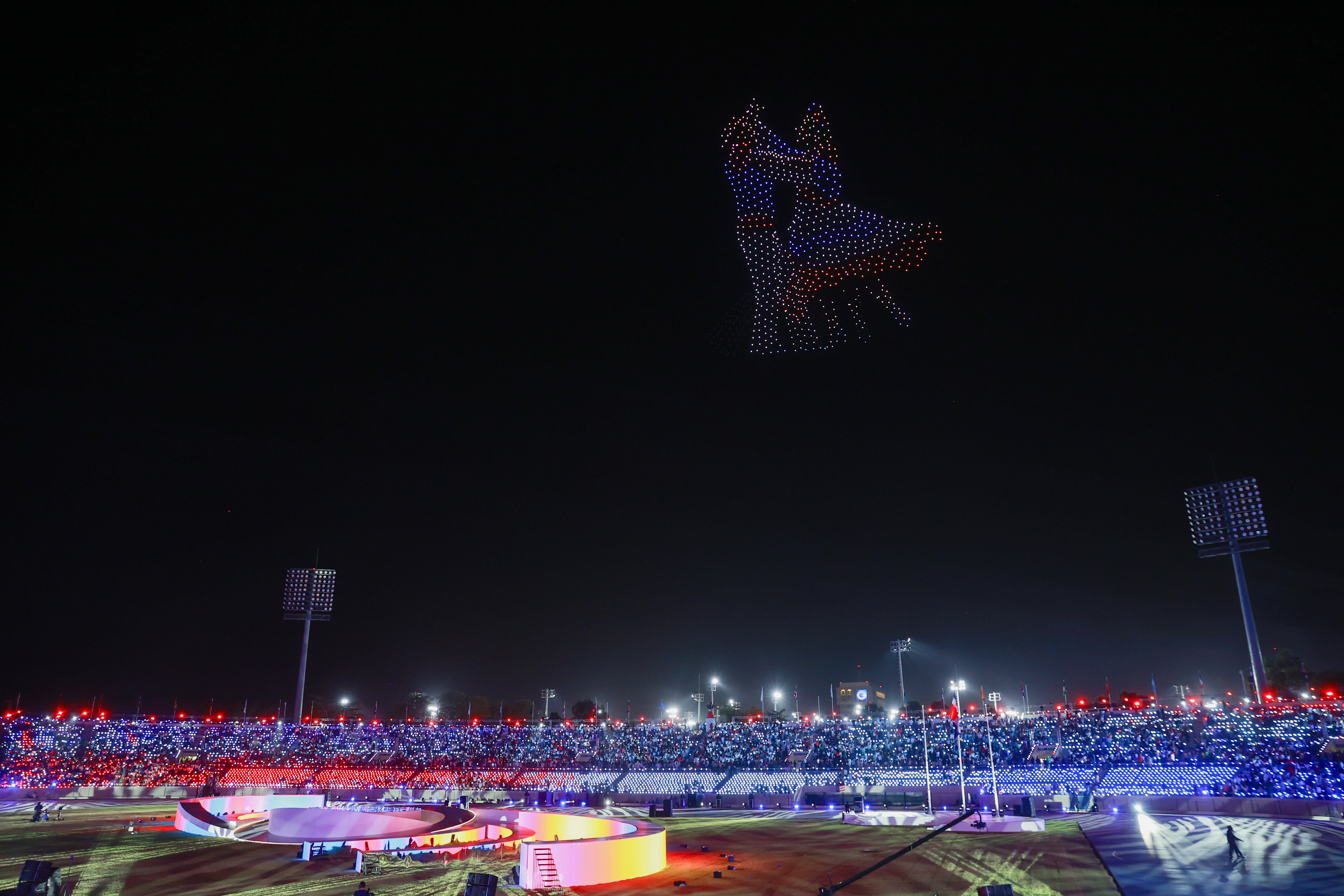 SANTO DOMINGO (REPÚBLICA DOMINICANA), 24/07/2026.- Fotografía de un espectáculo con drones durante la inauguración de los XXV Juegos Centroamericanos y del Caribe Santo Domingo 2026, este viernes, en el estadio Félix Sánchez en Santo Domingo (República Dominicana). EFE/ Orlando Barria