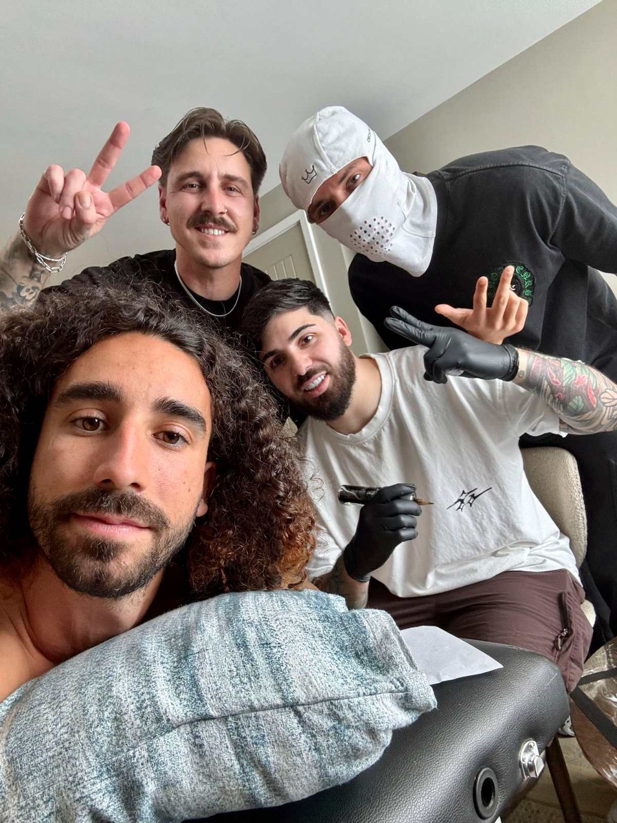 Marc Cucurella cumple su promesa y se tatúa el rostro de Luis de la Fuente tras ganar el Mundial