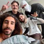 Marc Cucurella posa junto al tatuador Ganga tras cumplir la promesa que hizo durante el Mundial 2026: tatuarse el rostro del seleccionador Luis de la Fuente si España conquistaba el título. Foto Prensa Libre: EFE/Cuenta de X de Cucurella.