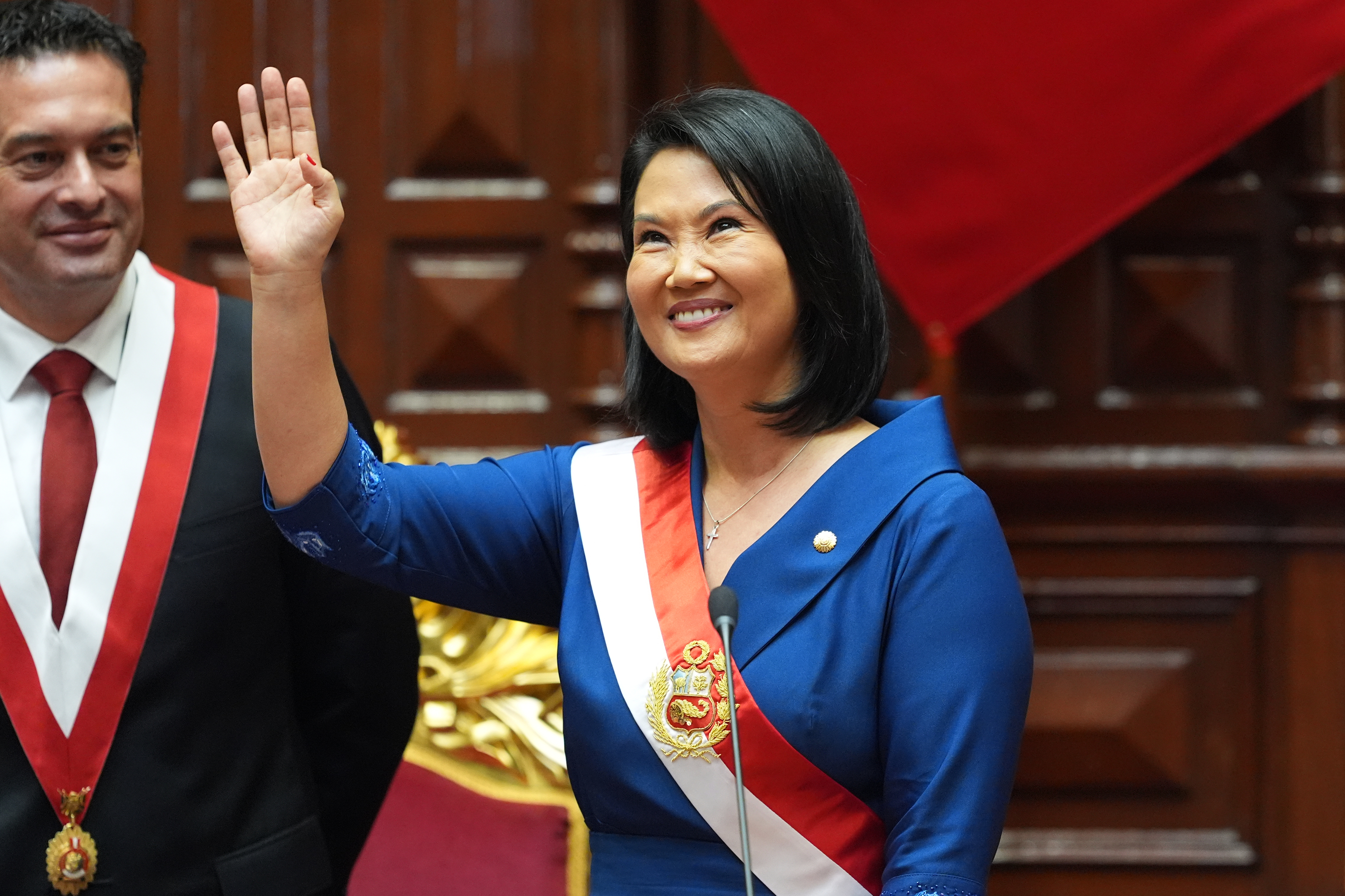 Keiko Fujimori saluda tras posesionarse como presidenta de Perú para el quinquenio 2026-2031 este martes, en Lima. (Foto Prensa Libre: EFE/Guadalupe Pardo POOL). 