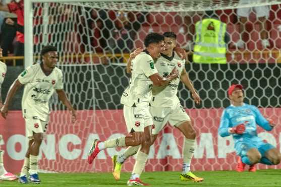AMDEP9743. ALAJUELA (COSTA RICA), 29/07/2026.- Jugadores de Alajuelense celebran un gol este miércoles, en un partido de la Copa Centroamericana Concacaf entre LD Alajuelense y Xelajú, en el estadio Alejandro Morera Soto en Alejuela (Costa Rica). EFE/ Alexander Otarola