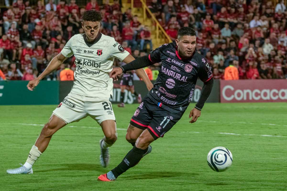 AMDEP9743. ALAJUELA (COSTA RICA), 29/07/2026.- Yeison Molina (i) de Alajuelense disputa el balón con Steven Cárdenas de Xelajú este miércoles, en un partido de la Copa Centroamericana Concacaf entre LD Alajuelense y Xelajú, en el estadio Alejandro Morera Soto en Alejuela (Costa Rica). EFE/ Alexander Otarola